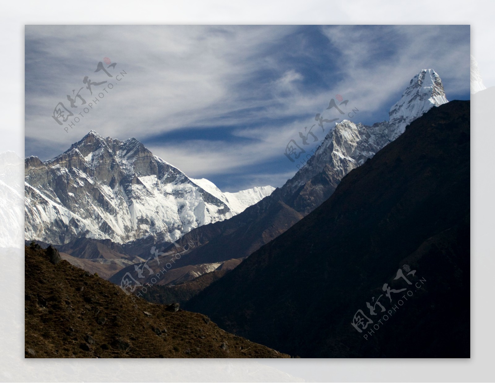 蓝天下的山峰雪山图片