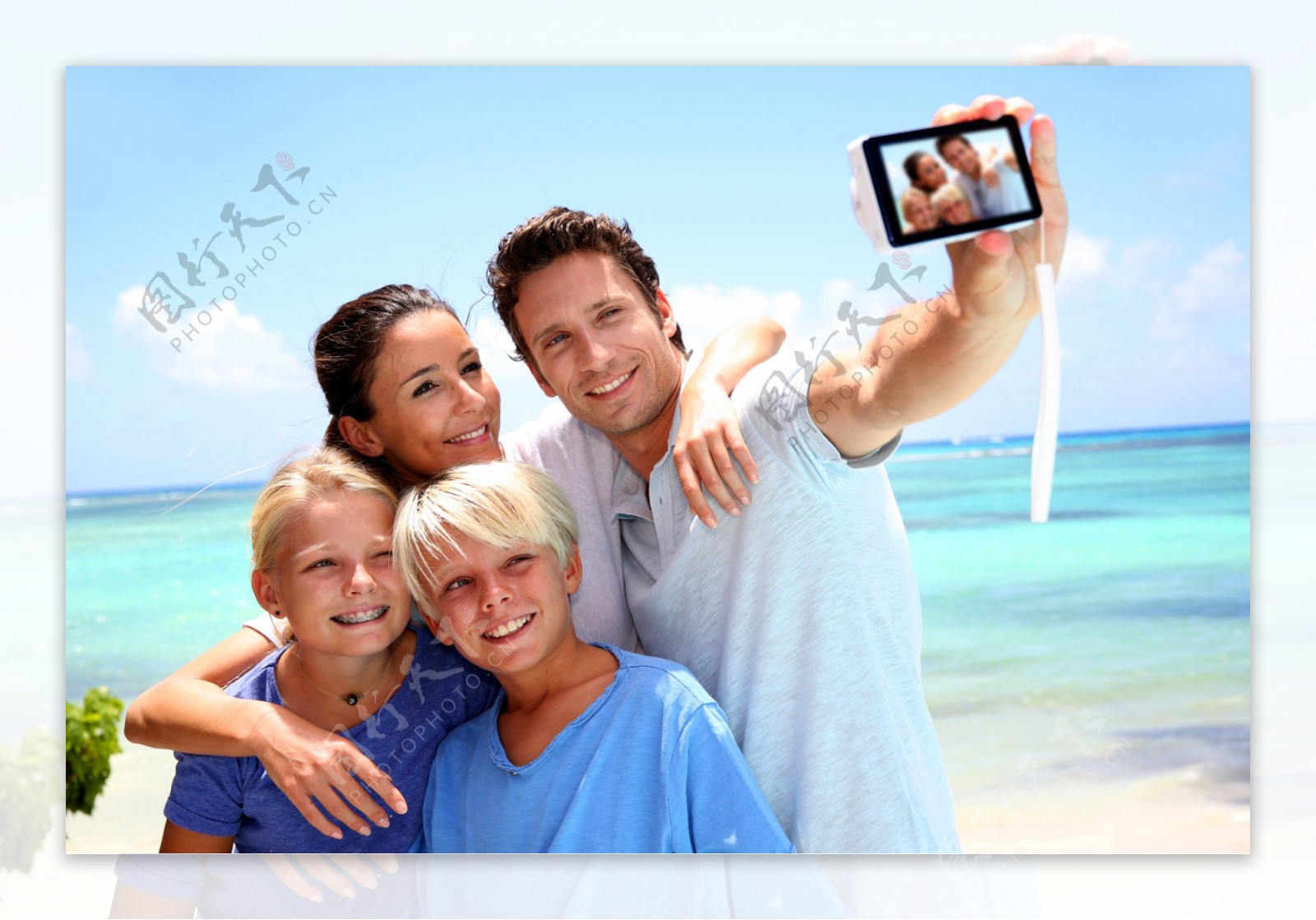 海边一家人自拍图片
