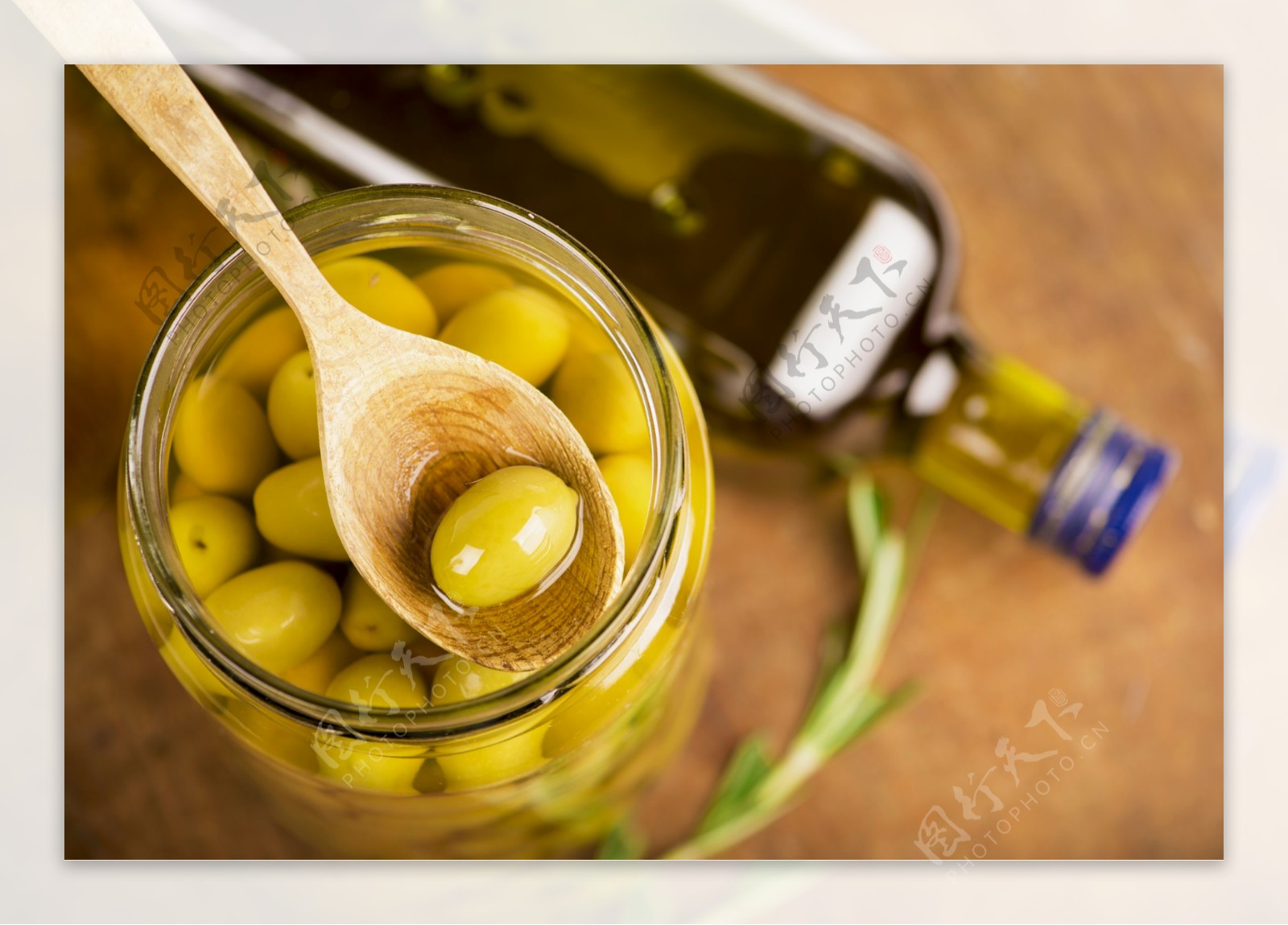 木勺里的橄榄与橄榄油图片