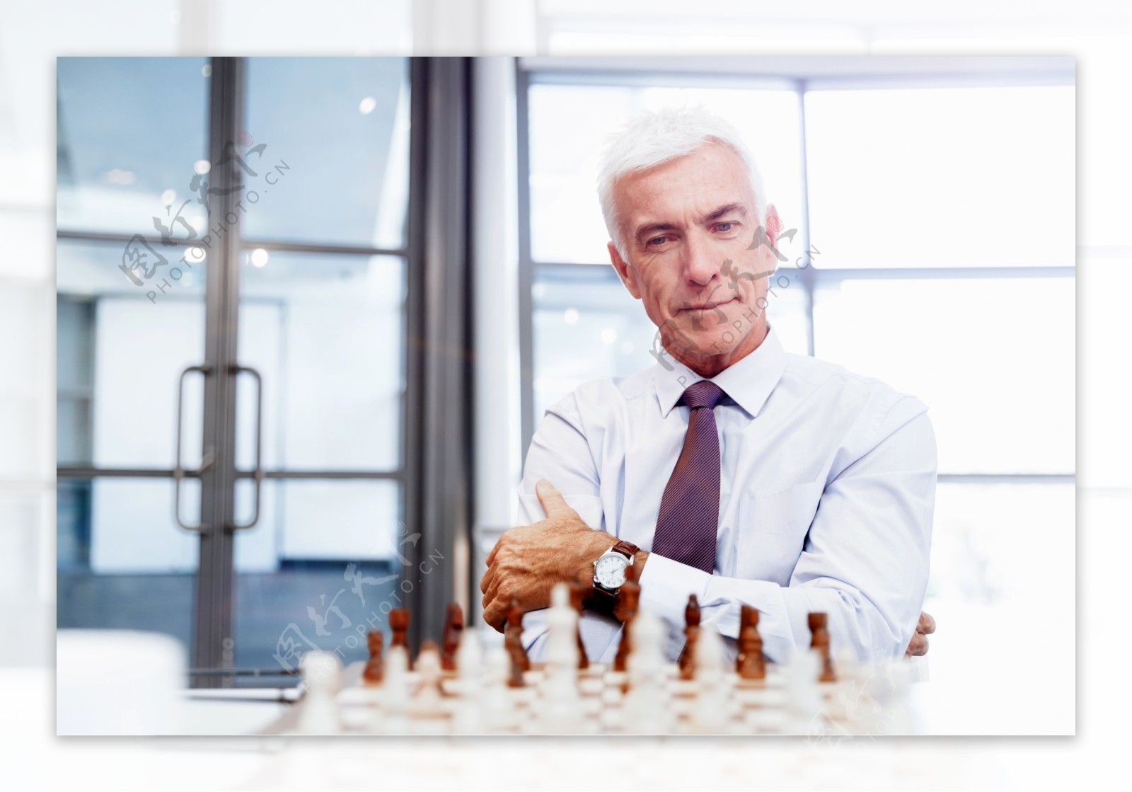 商务老男人与国际象棋图片