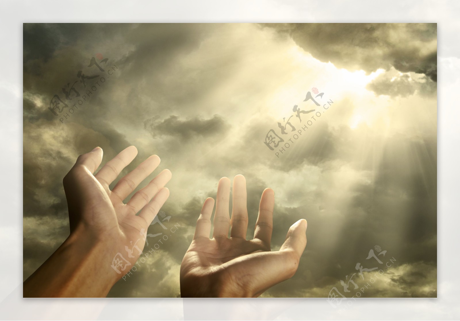 正在祈祷的男人图片素材-编号27741278-图行天下
