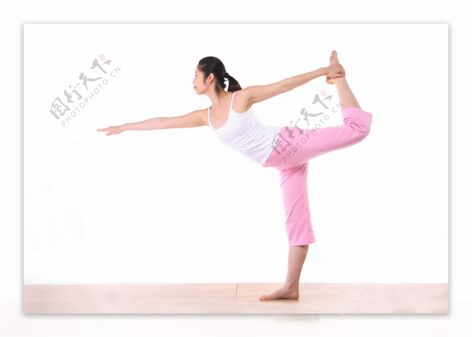 做瑜伽造型的运动少女图片图片
