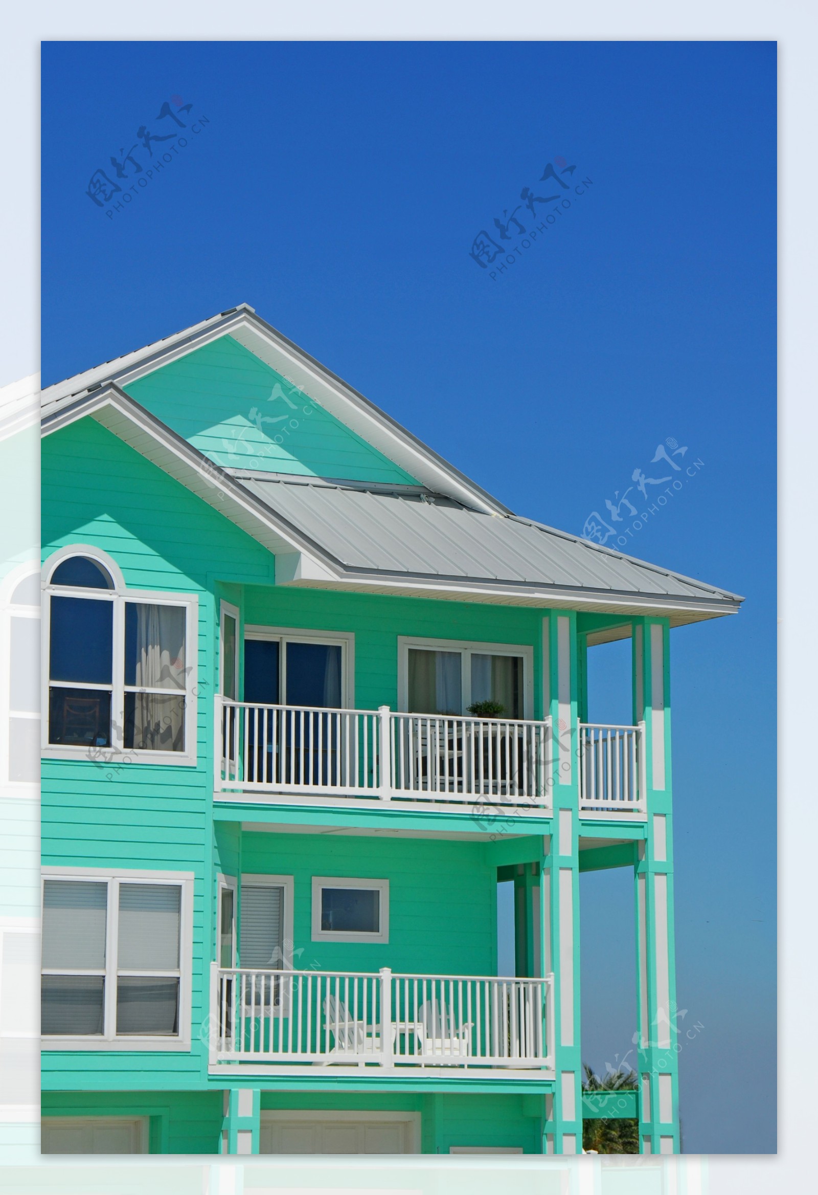 蓝天下的海滨别墅图片