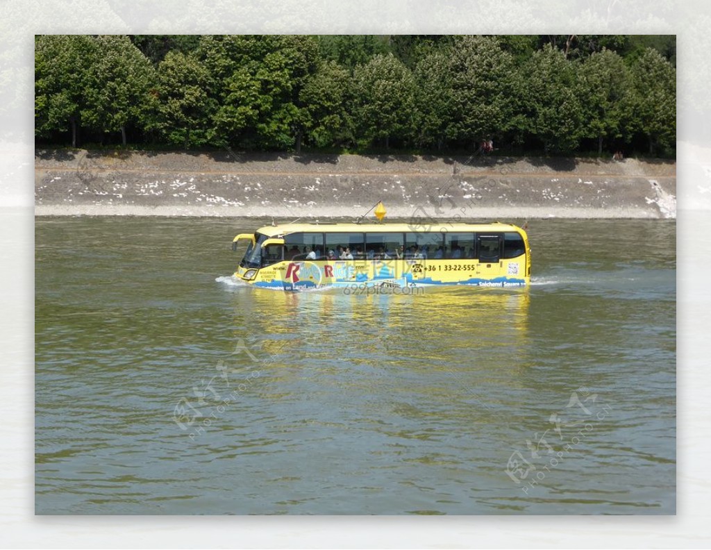 黄色的水上巴士