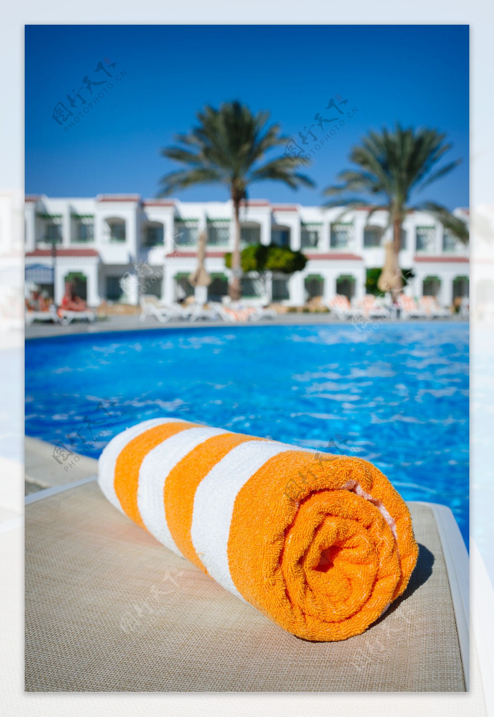 游泳池边上的毛巾图片