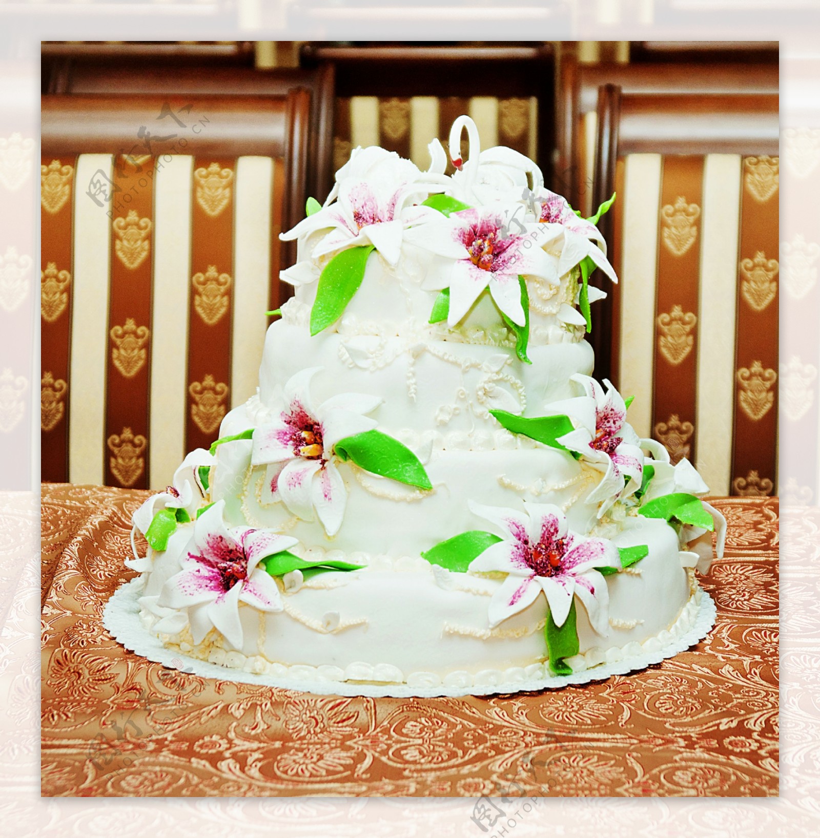 诱人的鲜花生日蛋糕图片