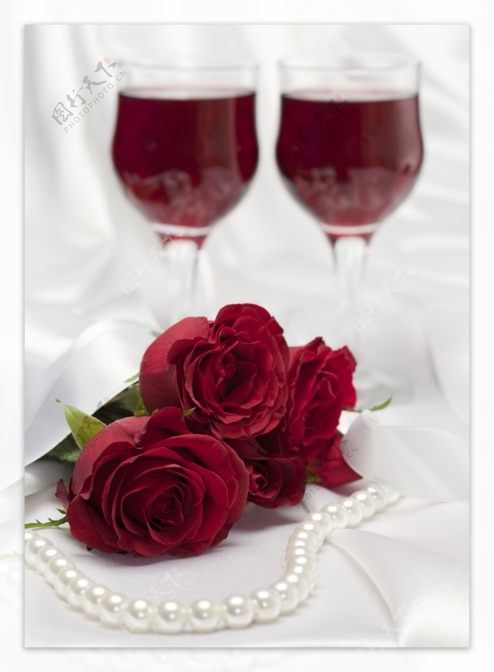 红酒和玫瑰花项链图片