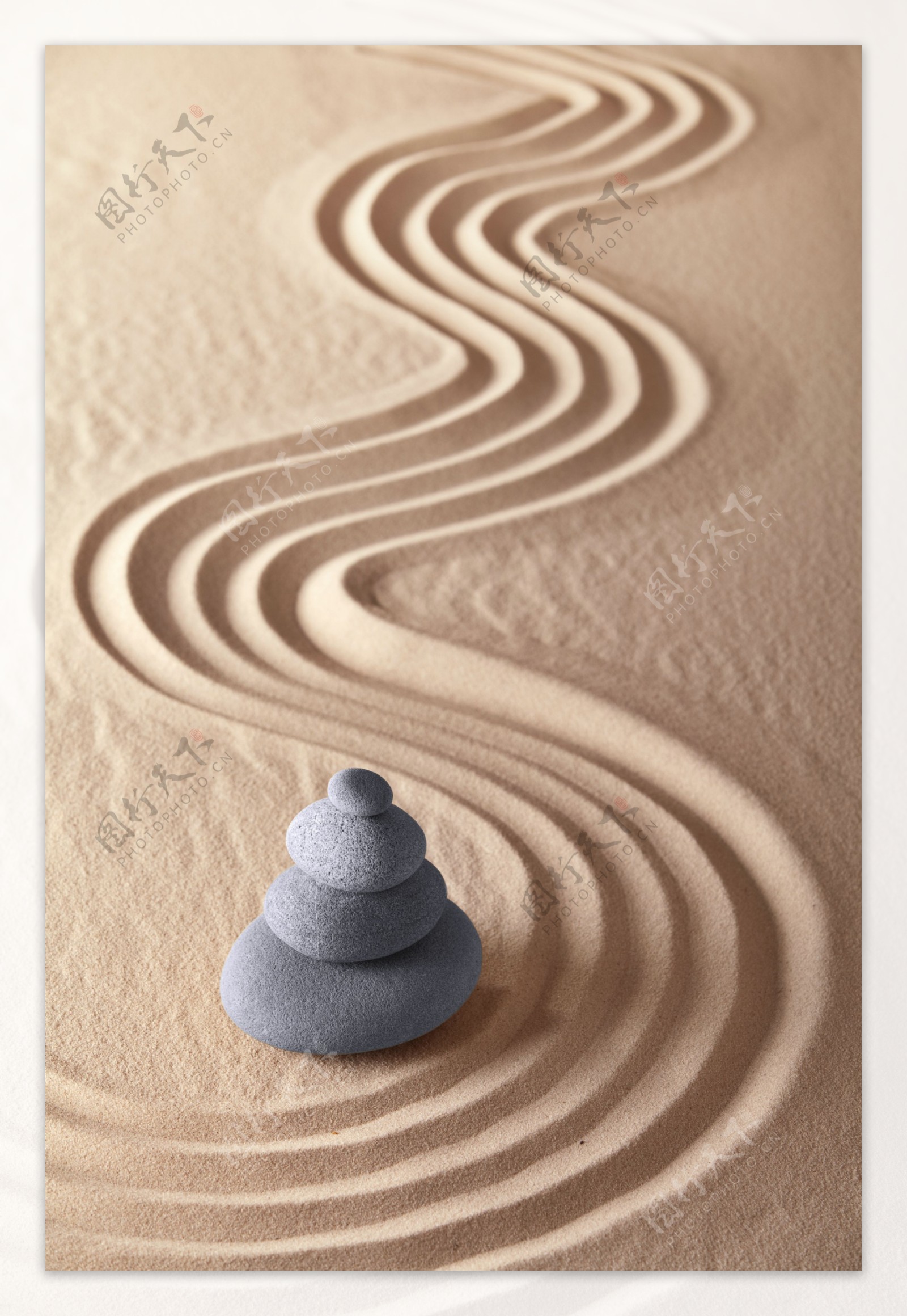 沙子背景与石块图片