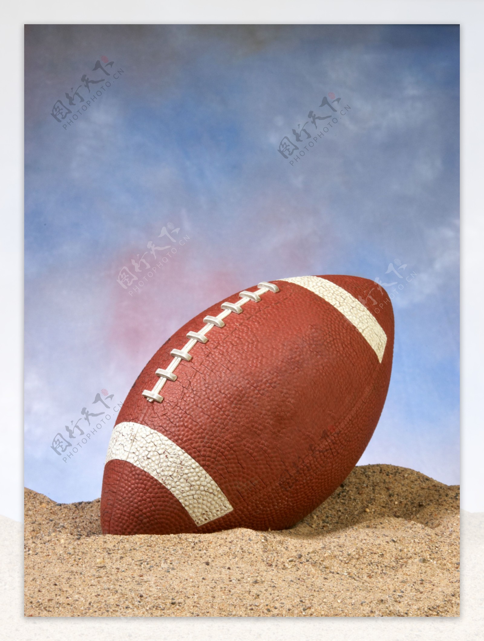 砂子里的橄榄球图片