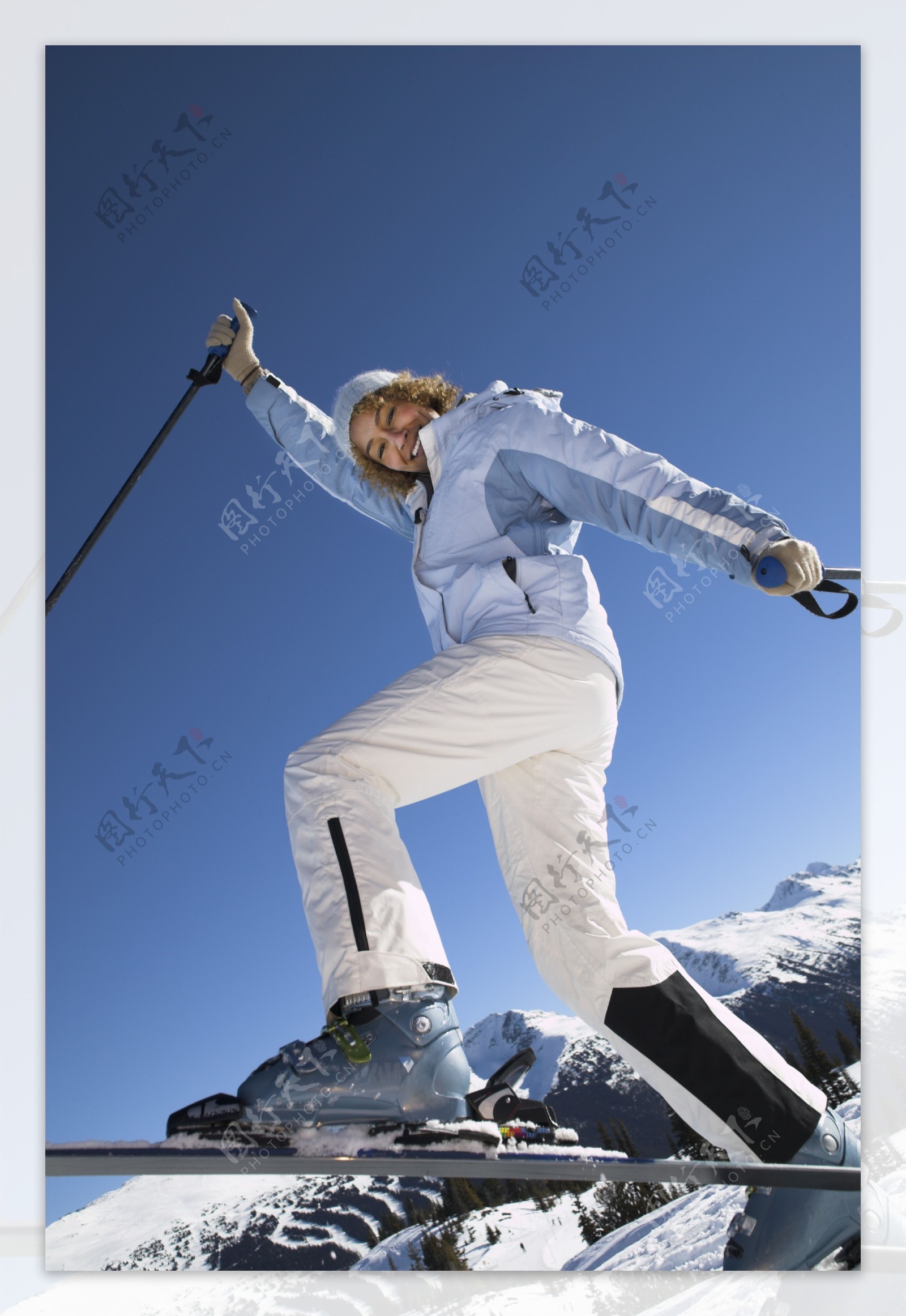 抬脚滑雪的美女图片