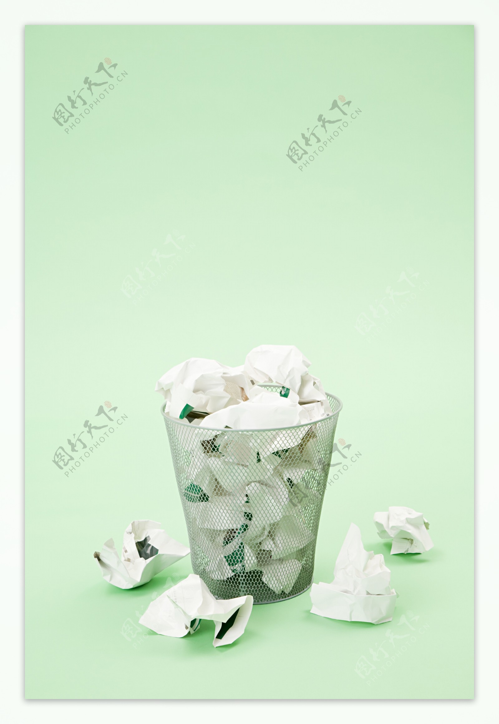 装满纸条的垃圾筐和散落的纸条图片图片