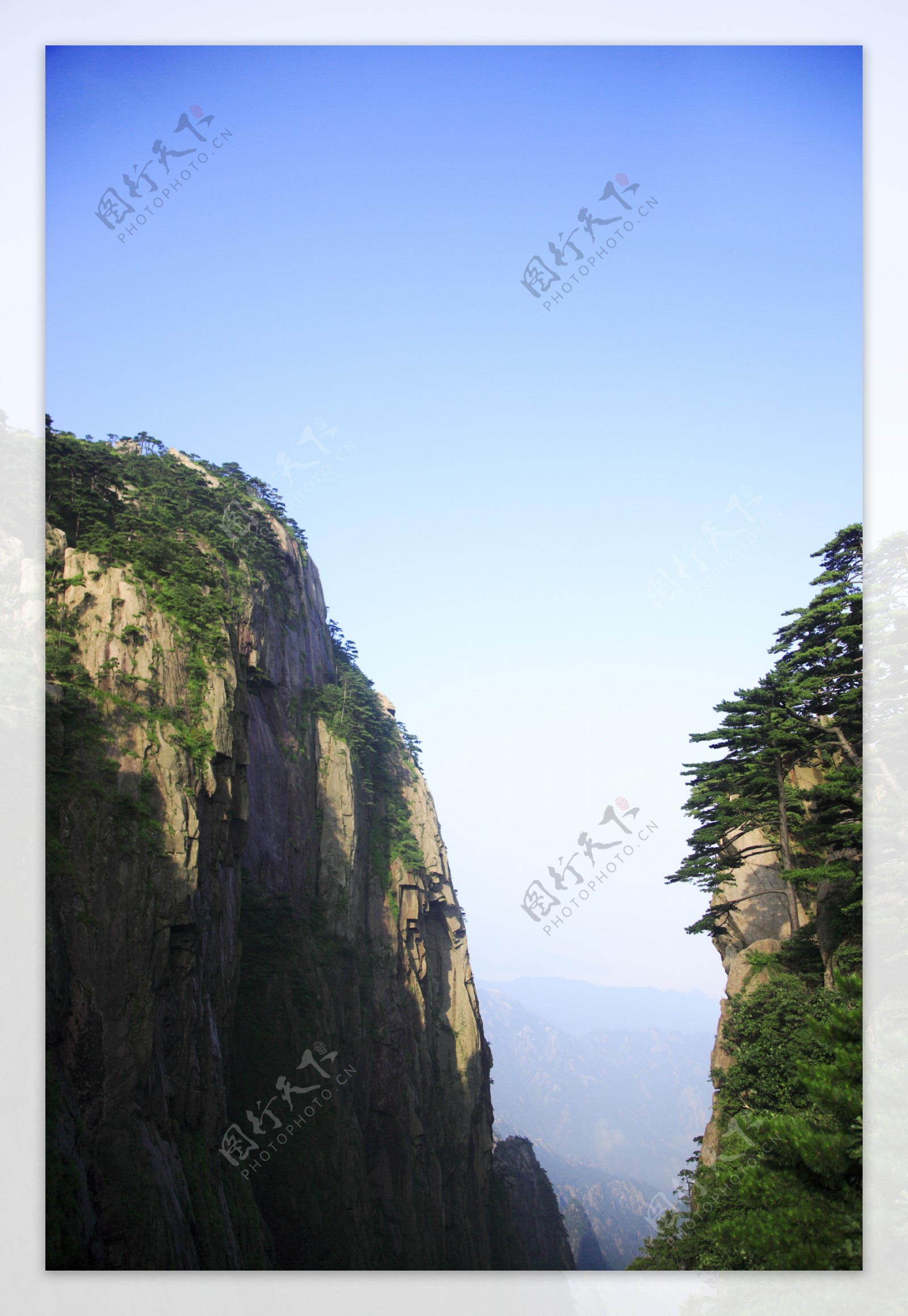 蓝天下的黄山峡谷图片