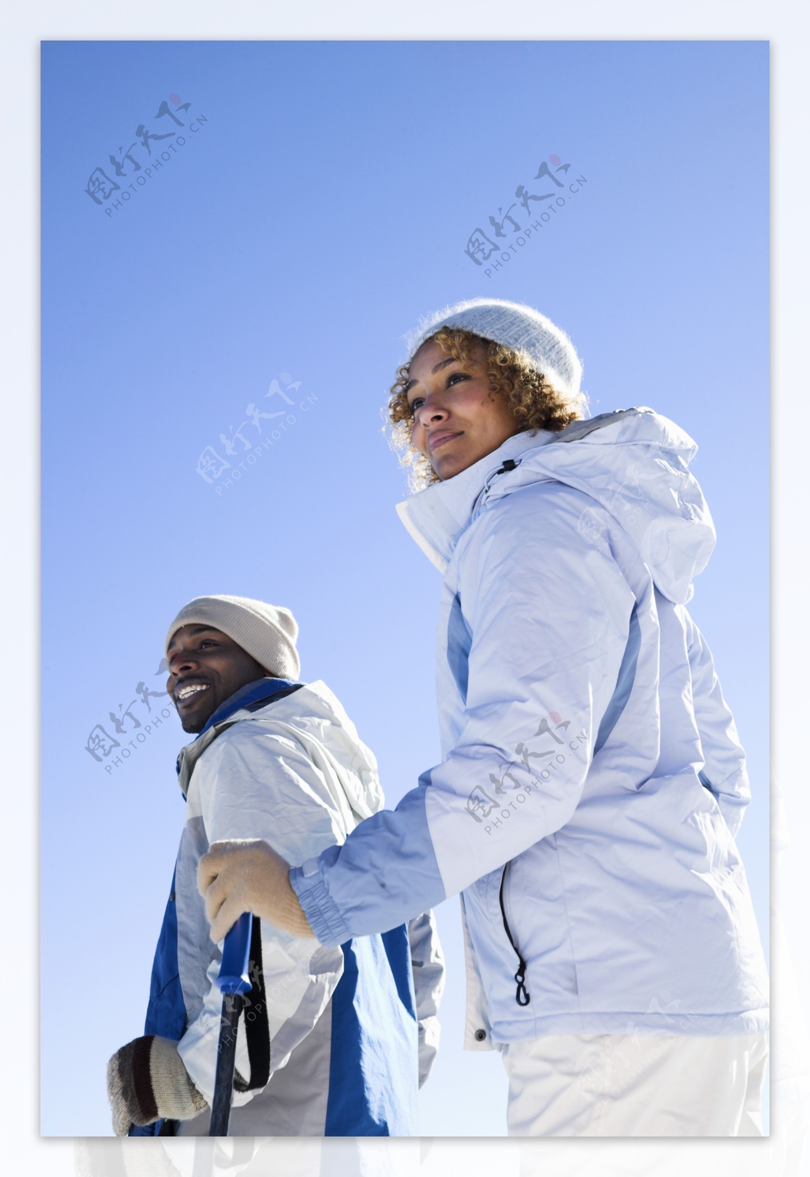 拿着滑雪拐杖的情侣图片