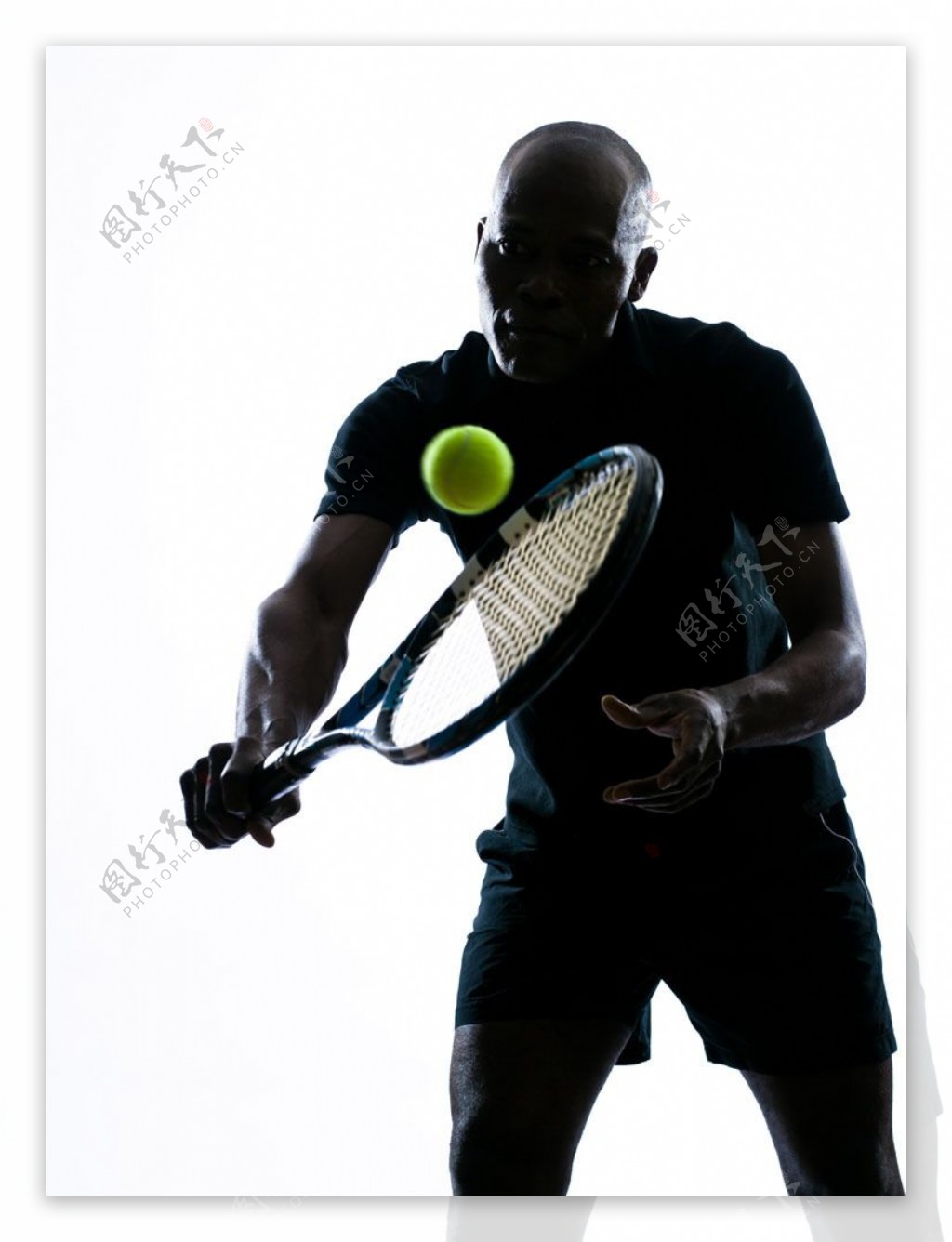 打网球的男性运动员