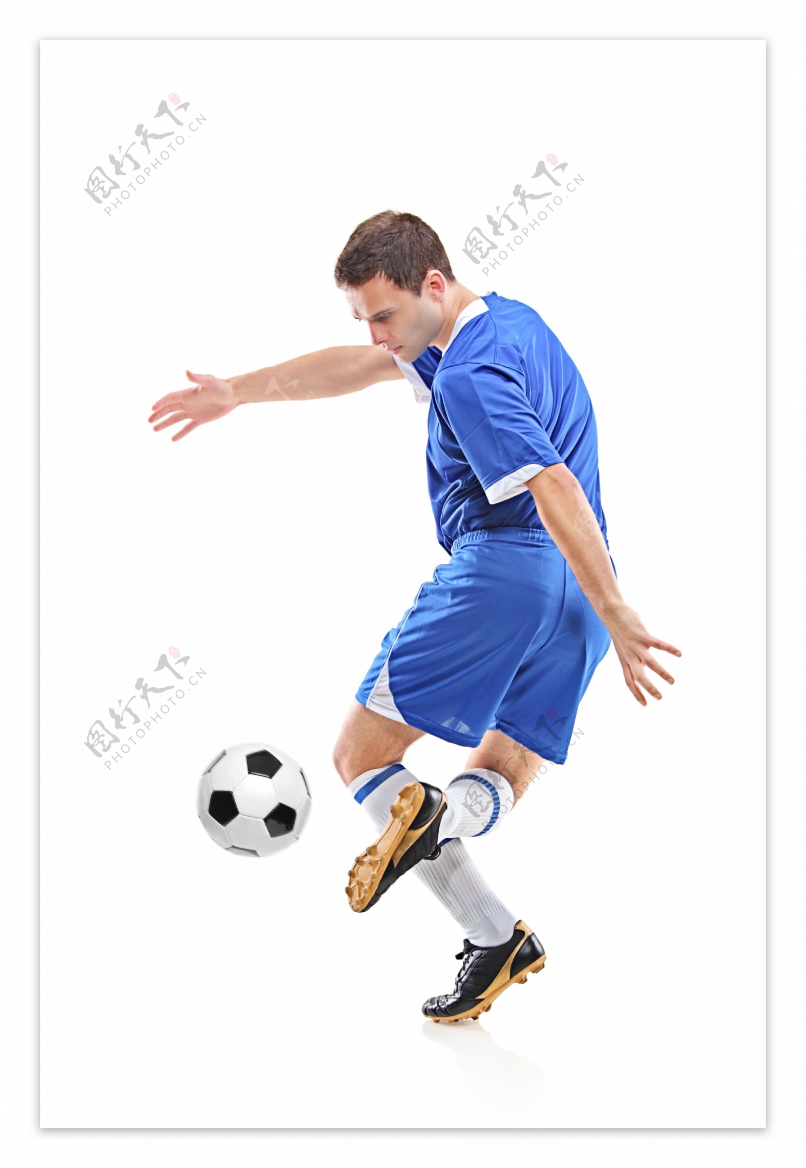 扭腰踢足球的运动员图片