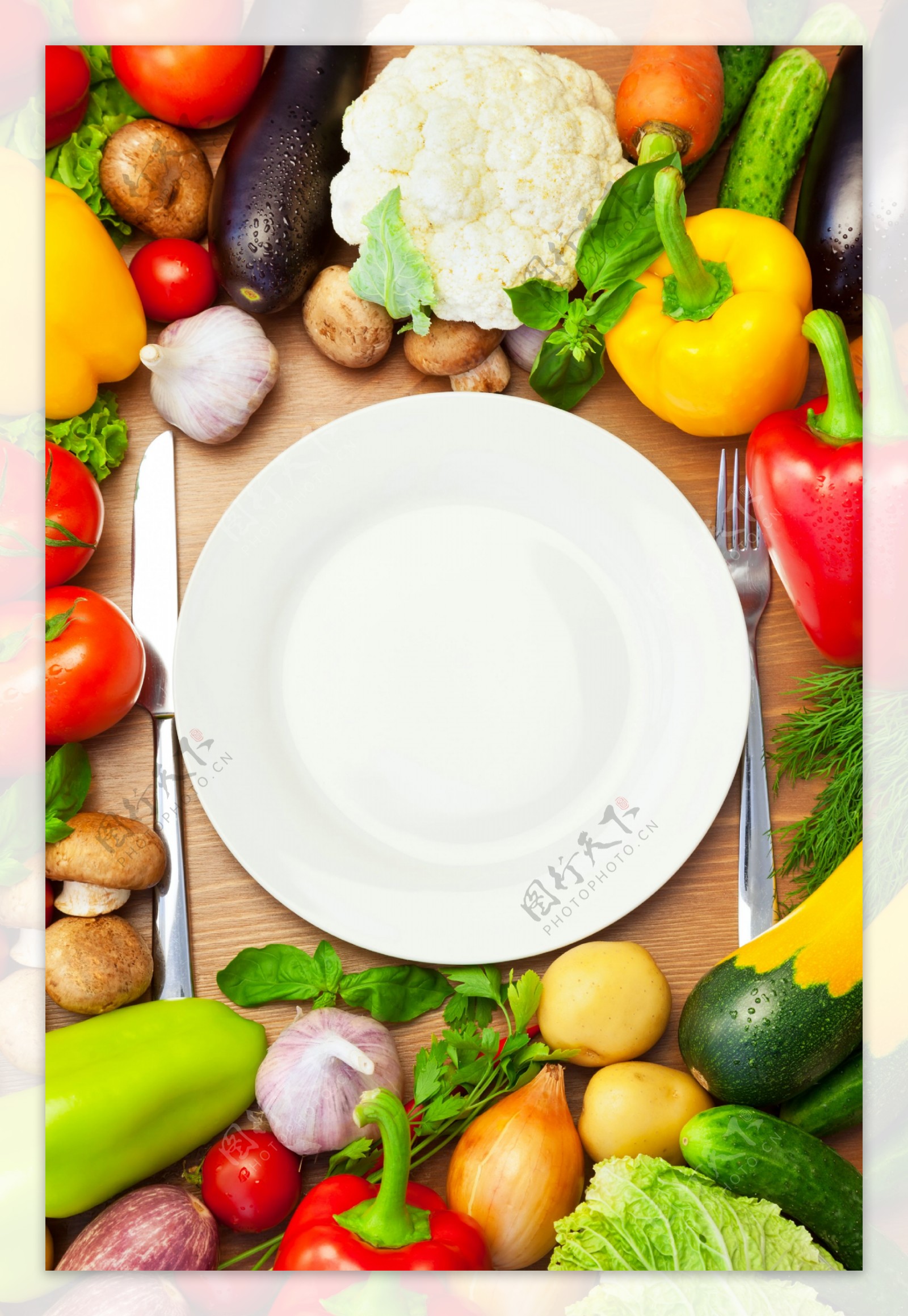 木板上的餐具与蔬菜图片