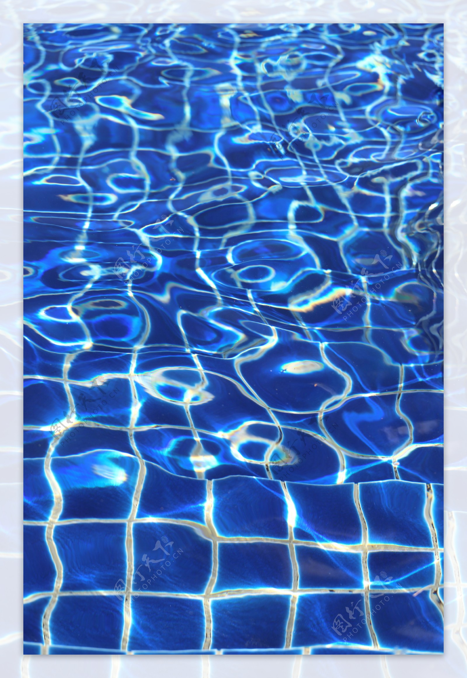 蓝色泳池水面背景图片