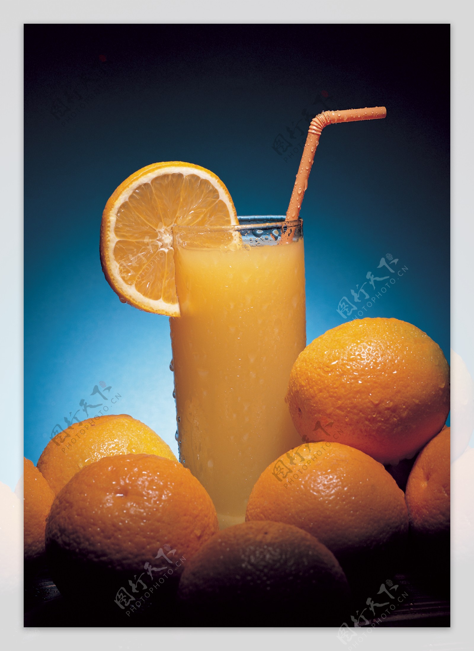 一杯果汁和很多橙子图片
