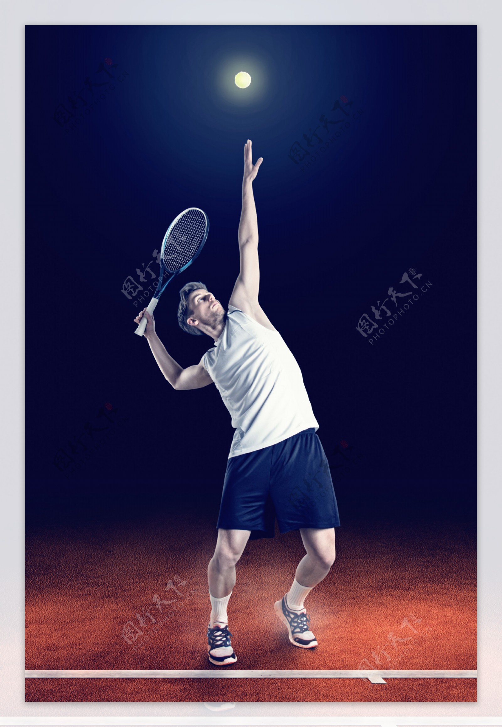 挥网球拍的男人图片