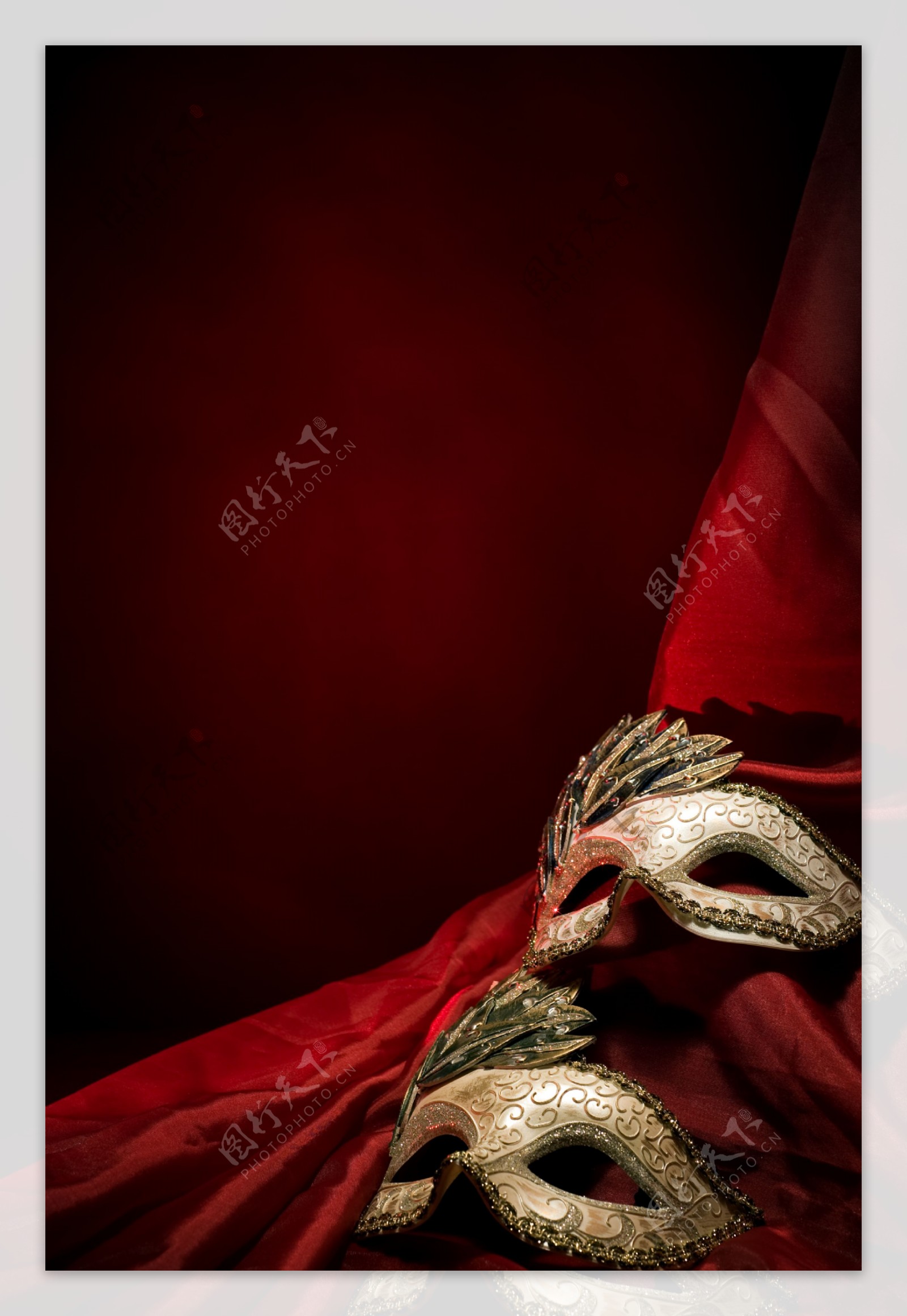 红色丝绸上的面具图片