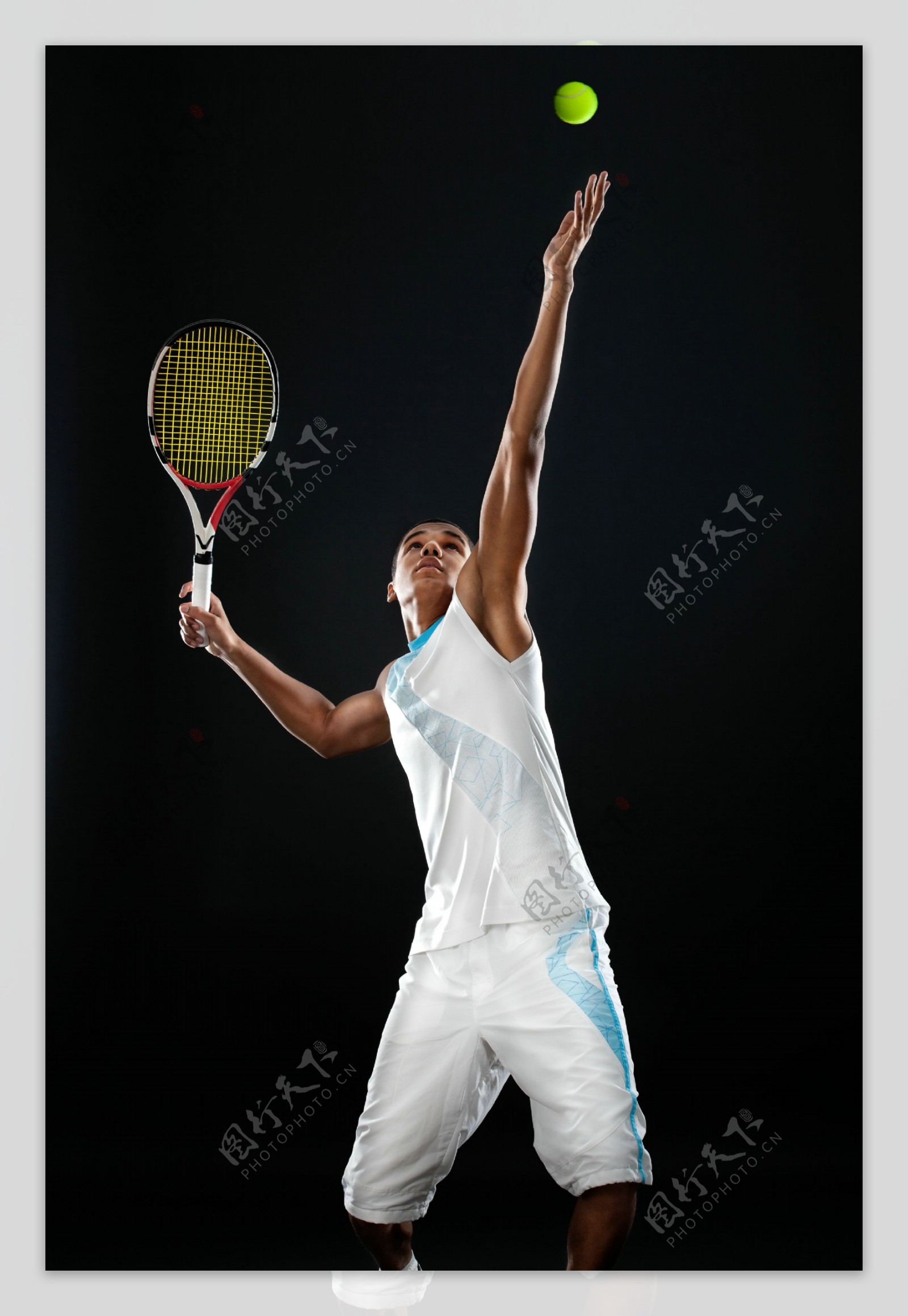 抛起网球的运动员图片