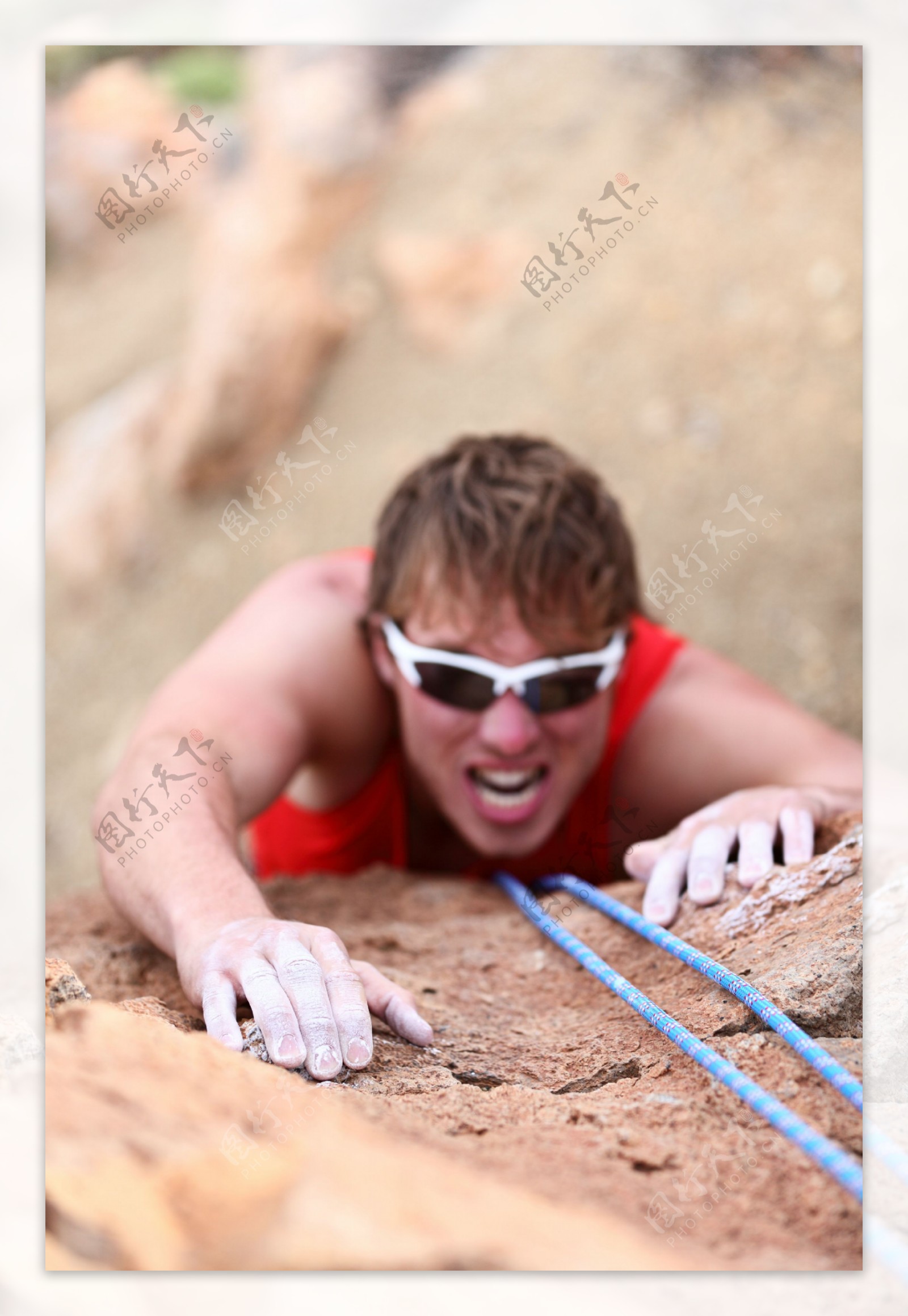 攀岩的男人图片