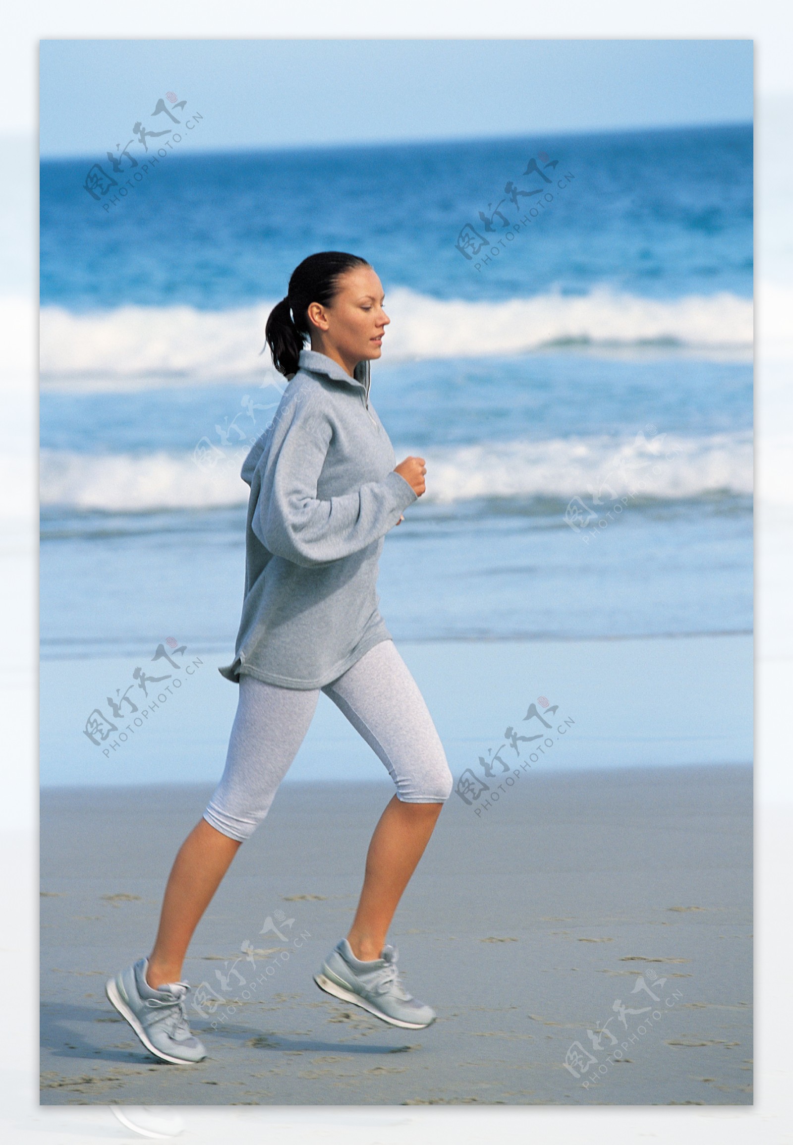 海滩上跑步的美女图片