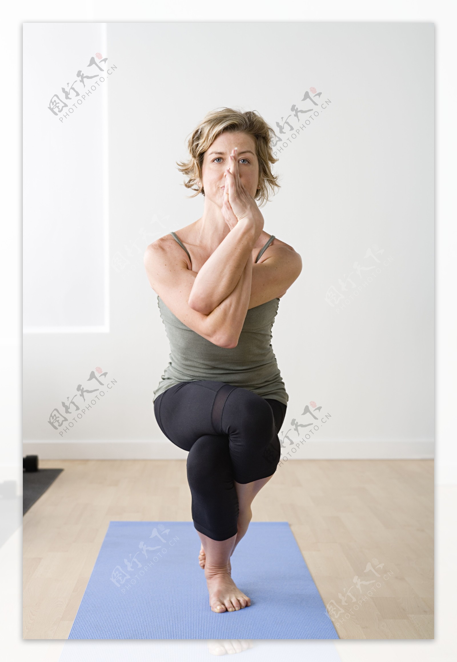 高难度瑜伽练习的女性图片