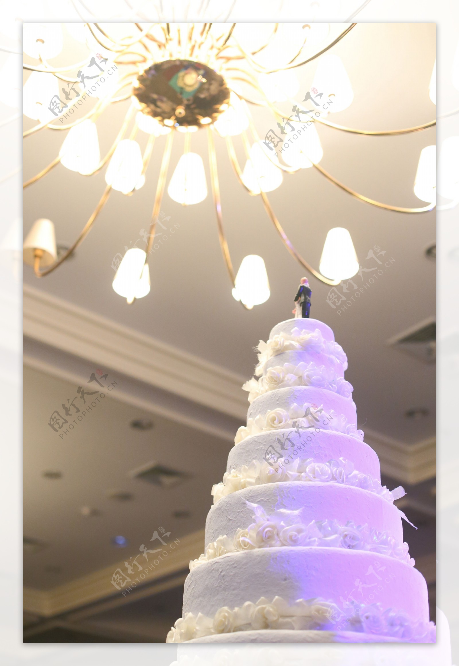 灯光下的婚庆蛋糕图片