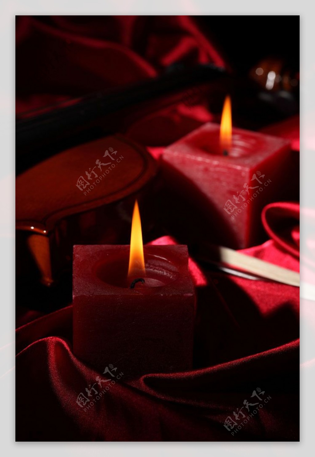 燃烧的蜡烛与小提琴图片
