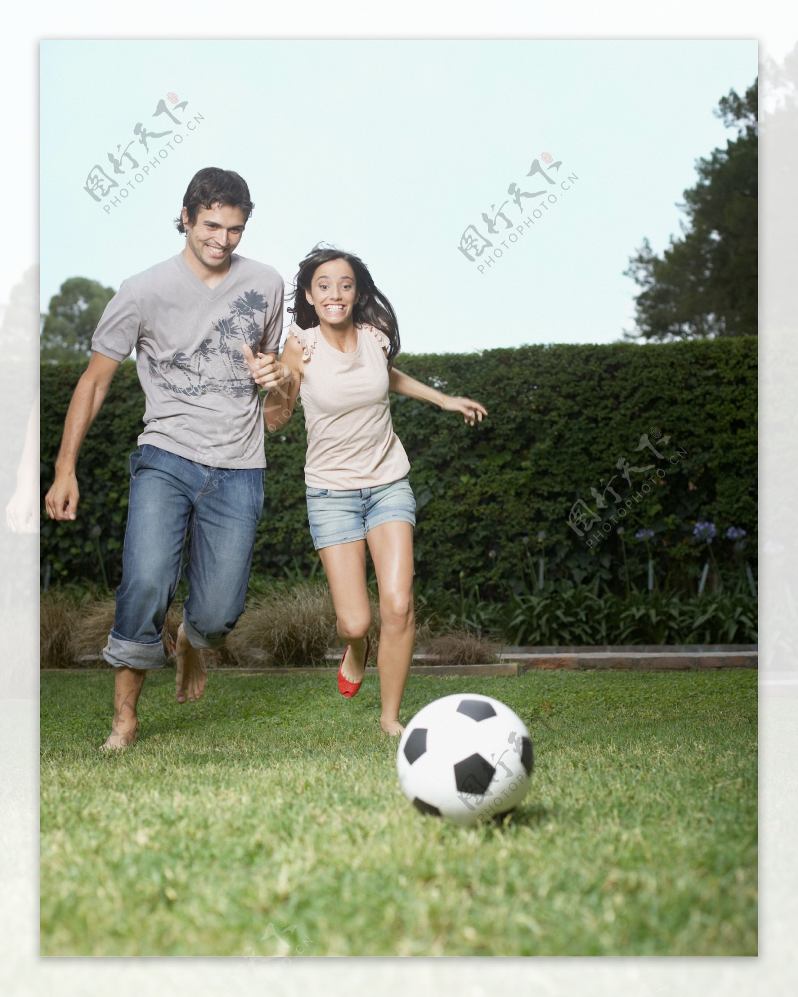 踢足球的情侣图片