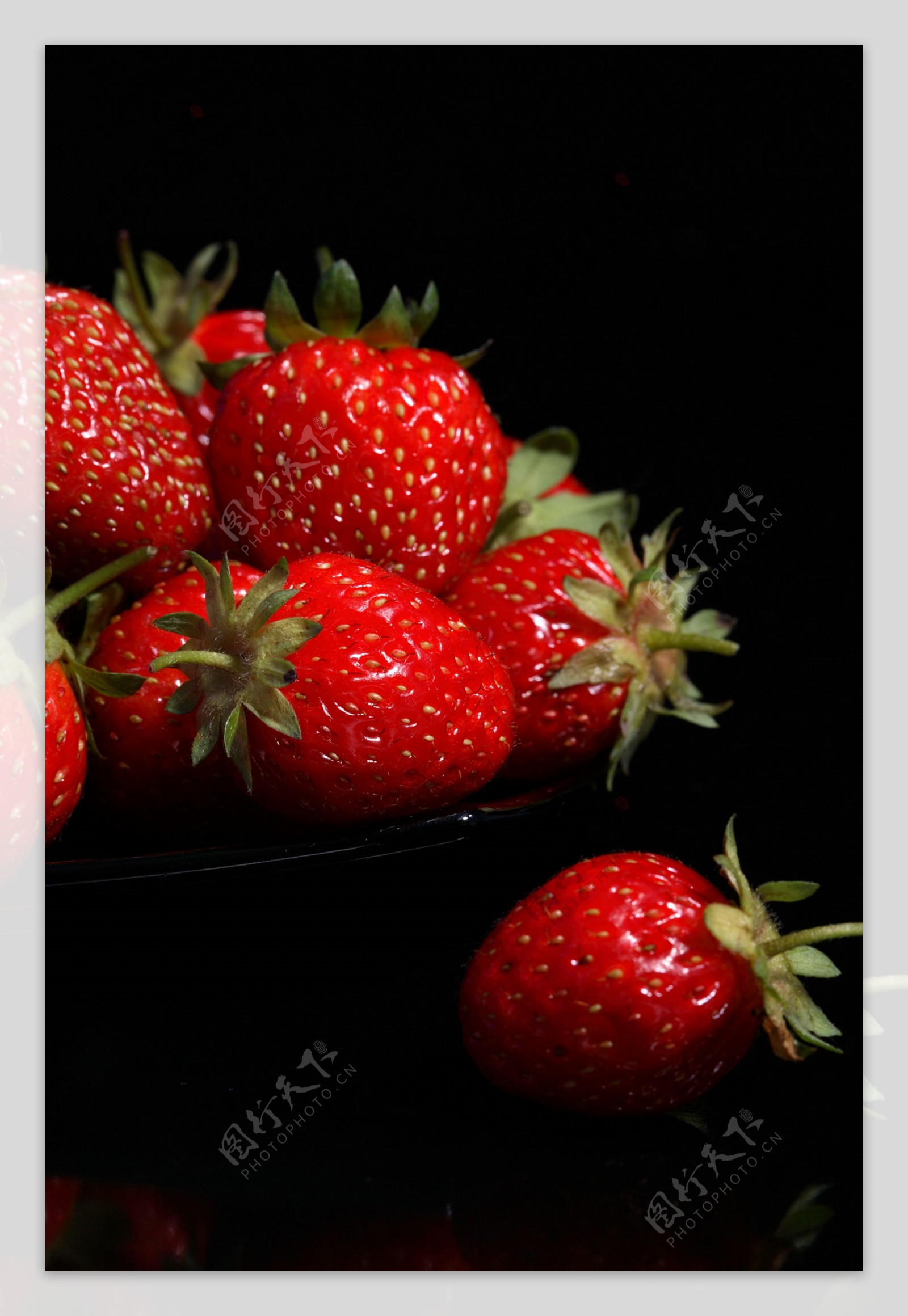 餐盘里的新鲜草莓高清摄影大图-千库网