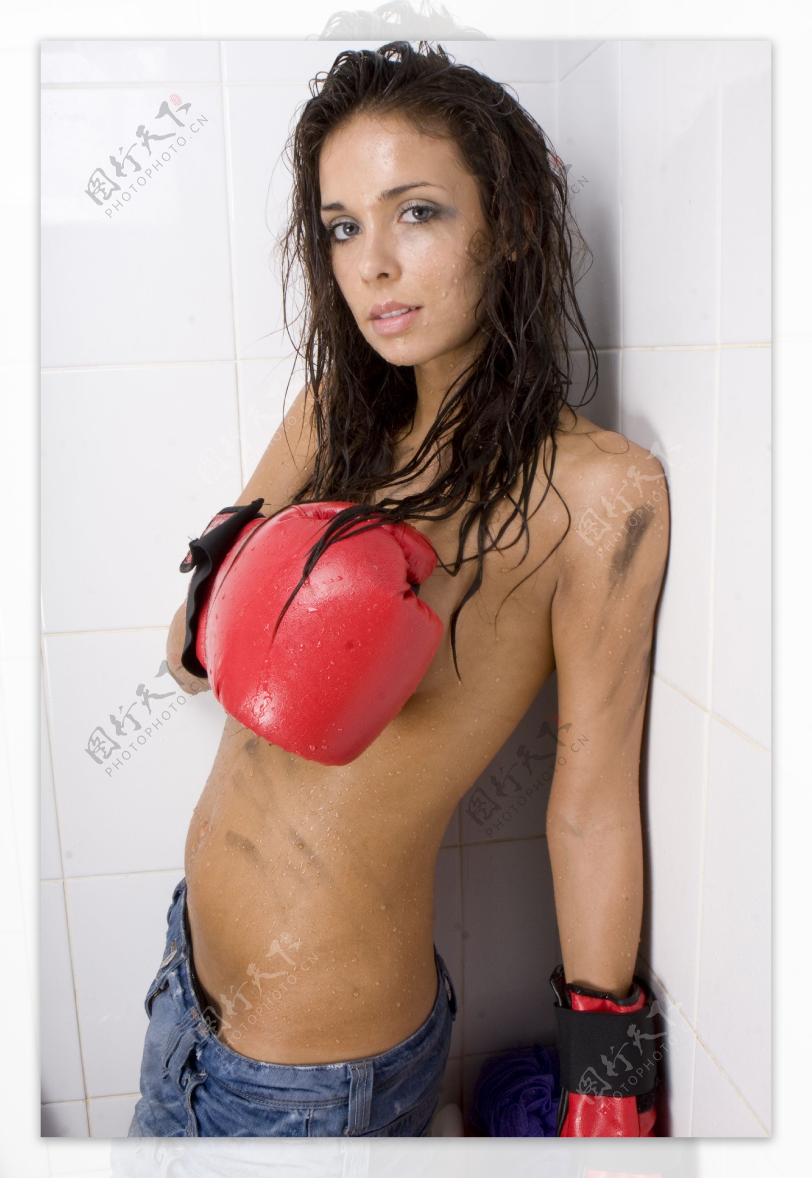 淋浴房的拳击美女图片