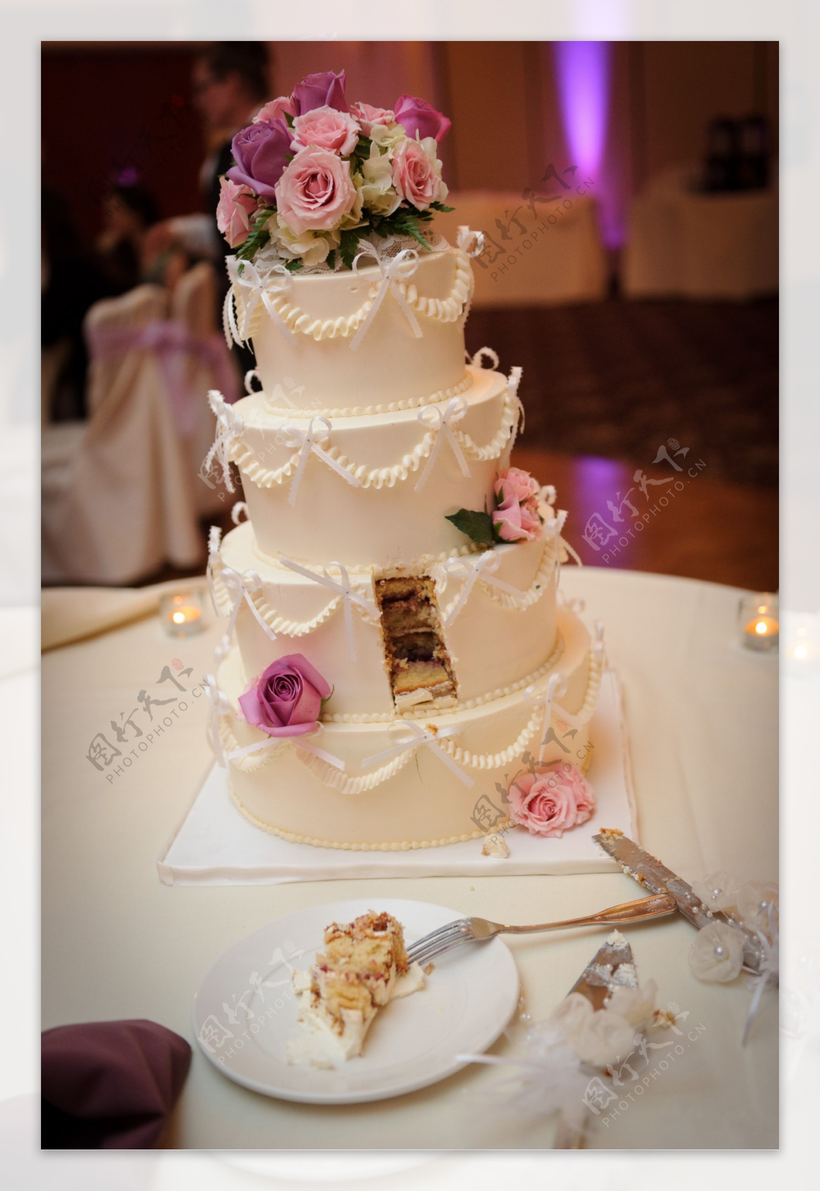鲜花和婚礼蛋糕图片