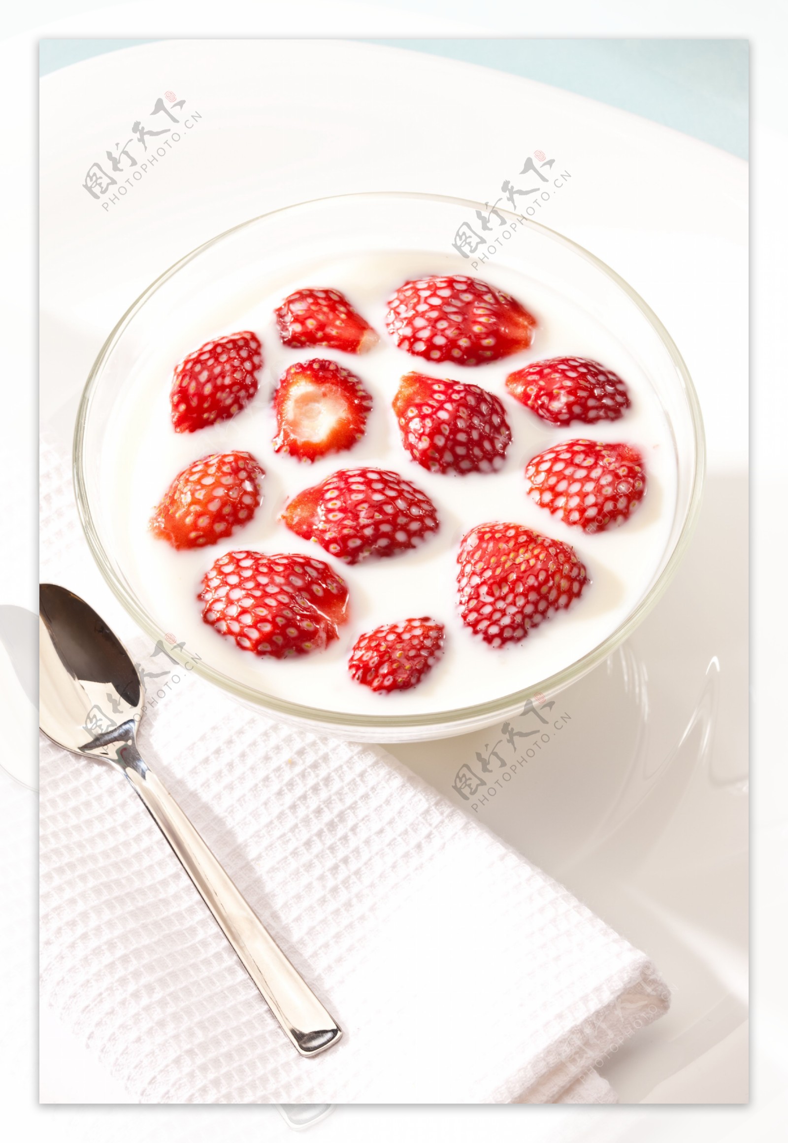 美味的草莓酸奶图片