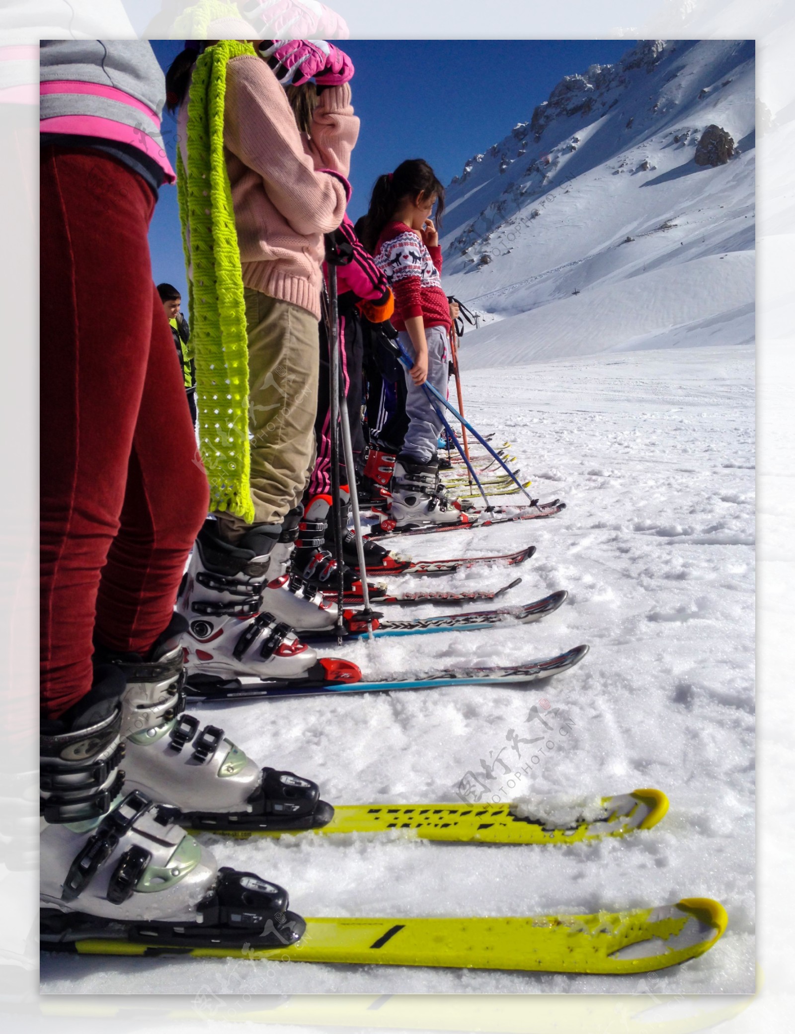 滑雪的儿童图片