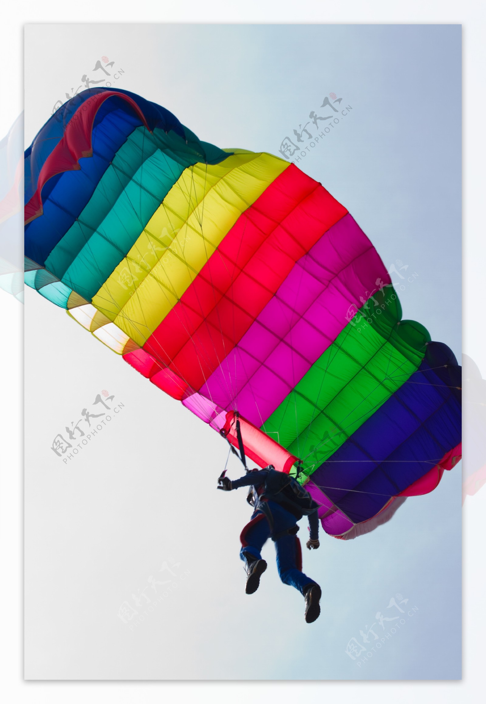 空中的滑翔伞图片