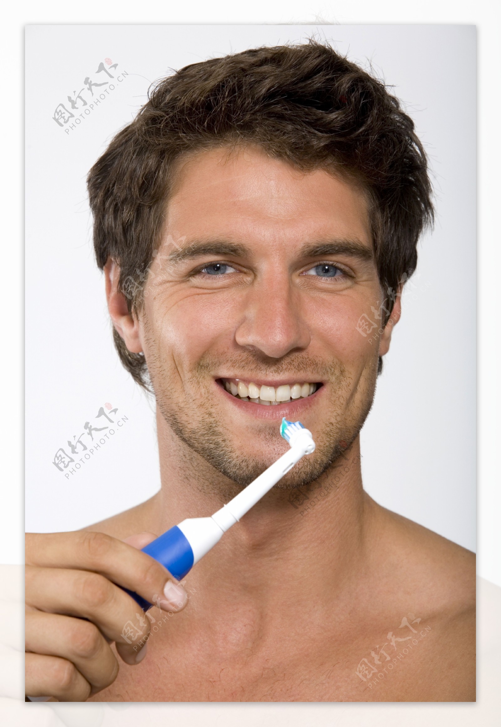 准备刷牙的外国男士图片