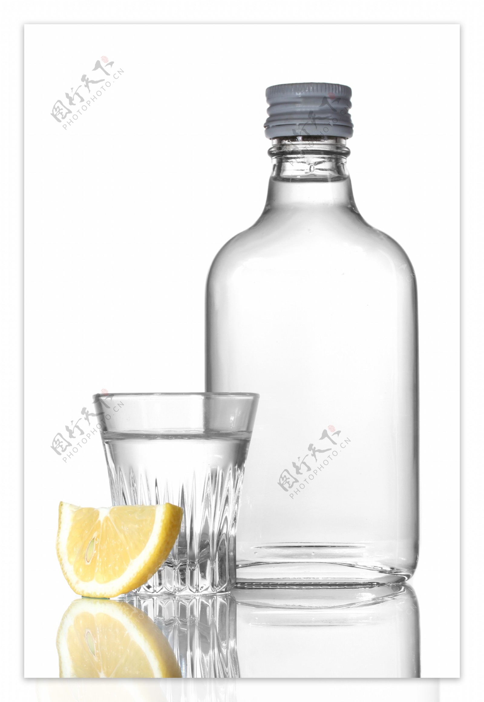 美味柠檬酒与伏特加酒图片