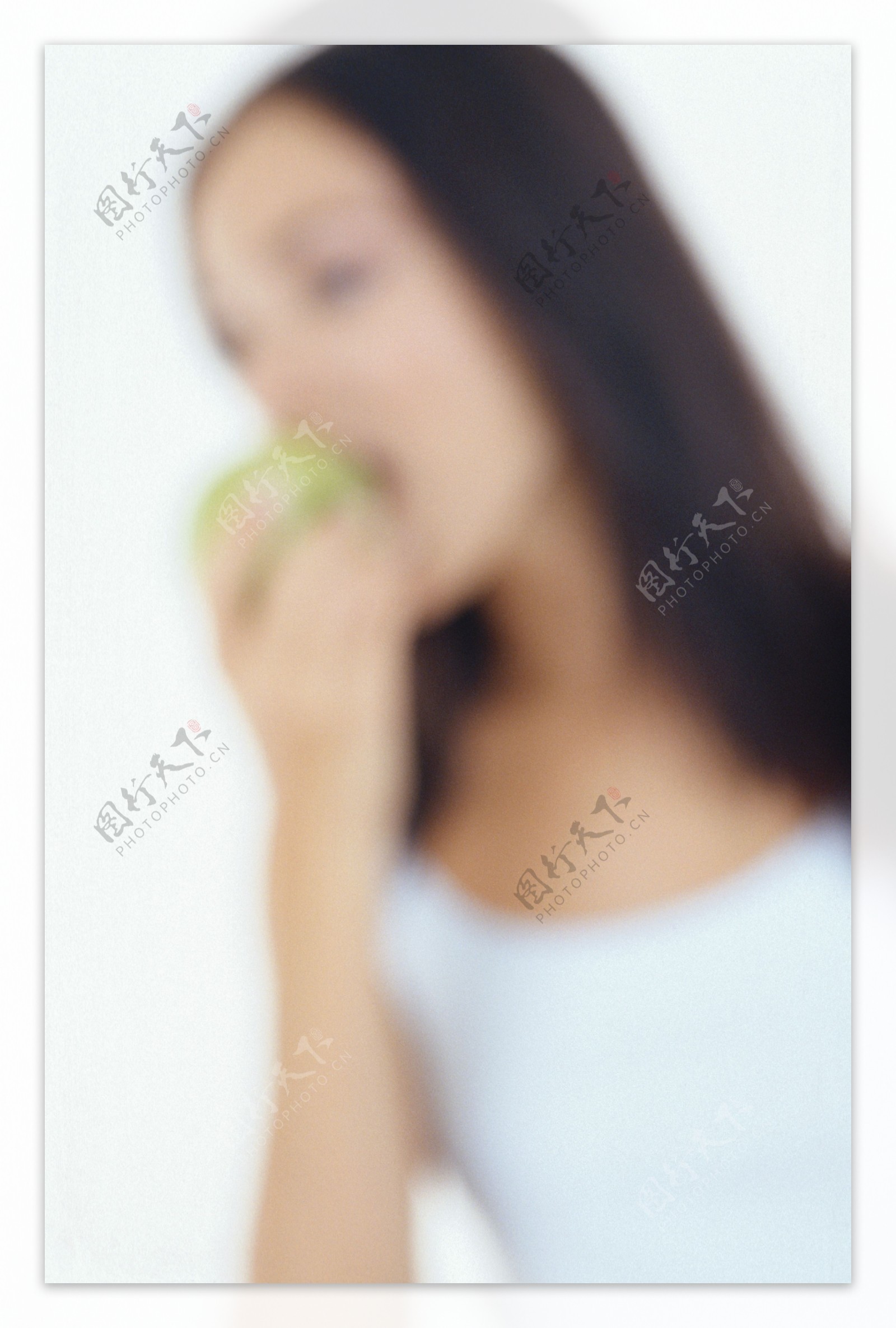 吃苹果的朦胧女人图片