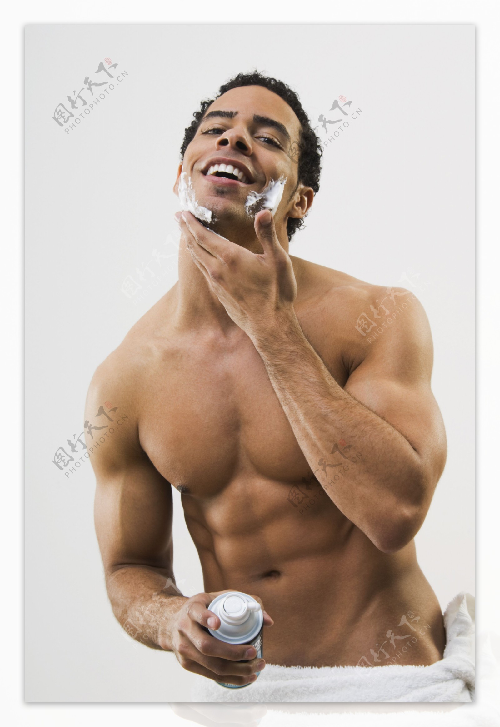 刮胡须的男性图片