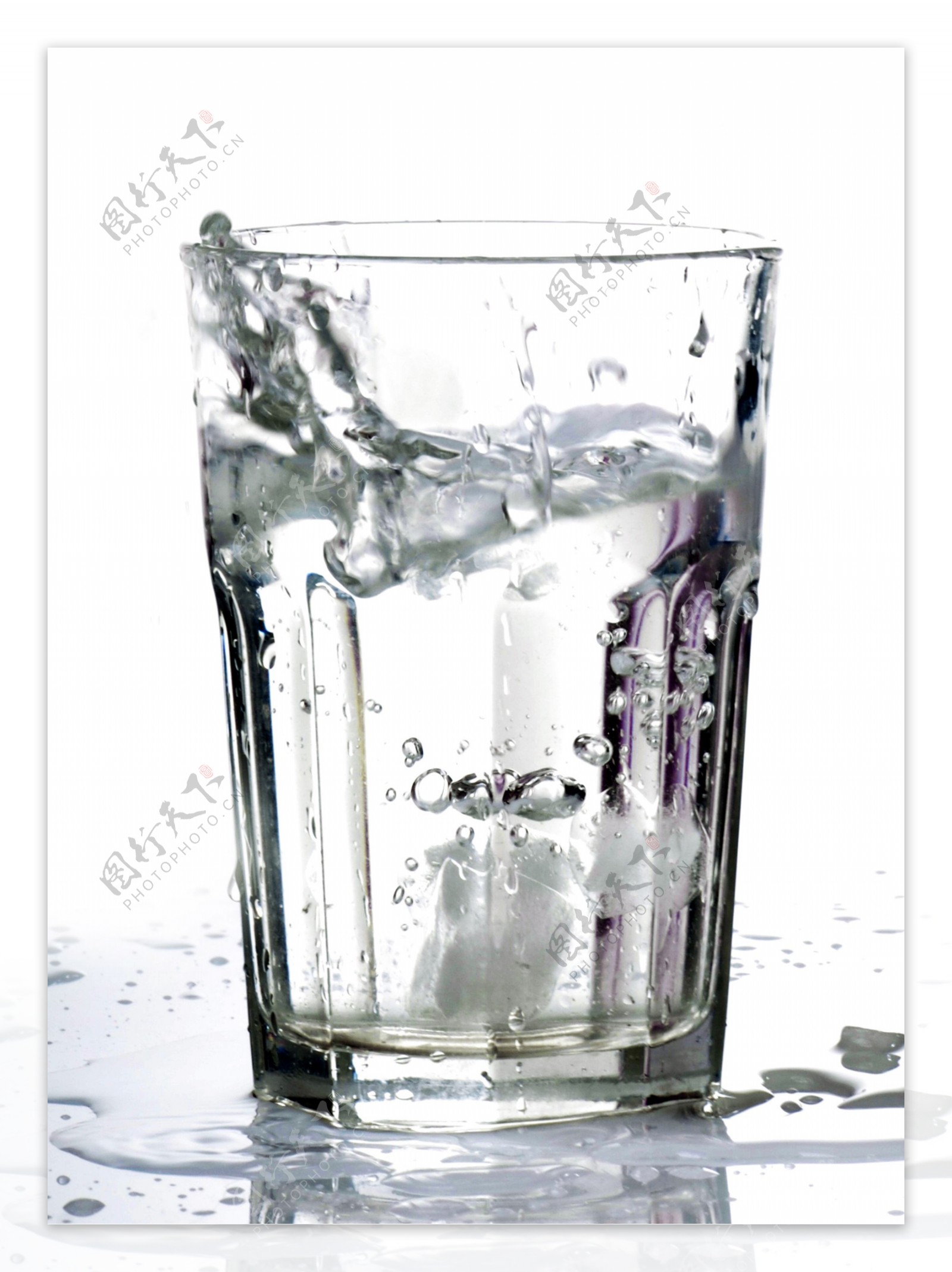 玻璃杯里的水