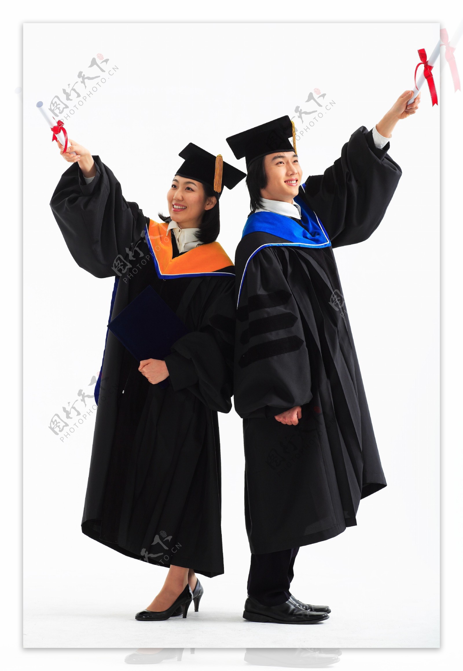 穿着博士服将证书高高举起的男女图片图片