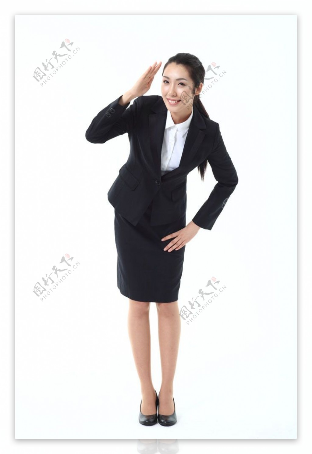 叉腰敬礼手势的商务女性图片