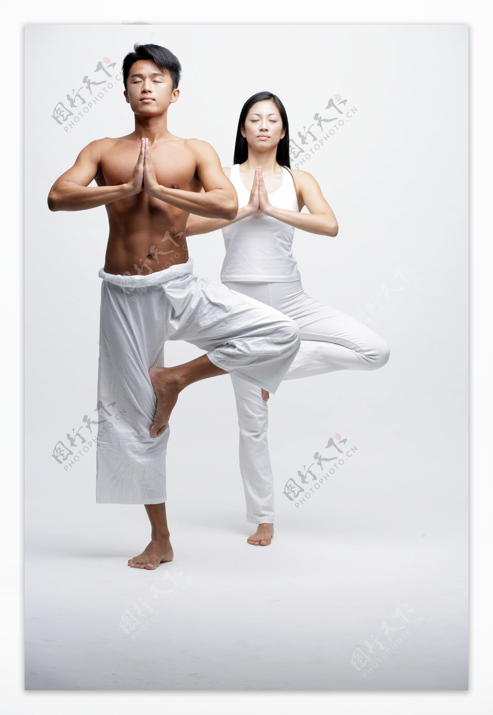 练瑜伽的男女图片