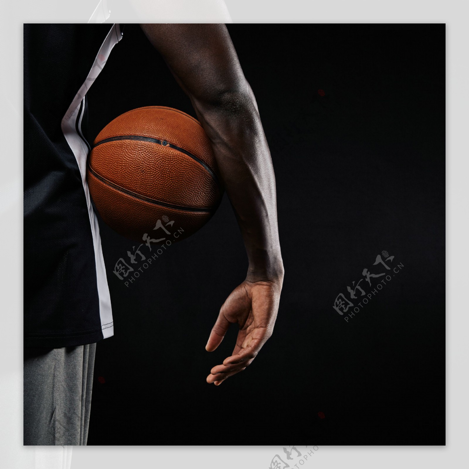 夹着篮球的运动员图片