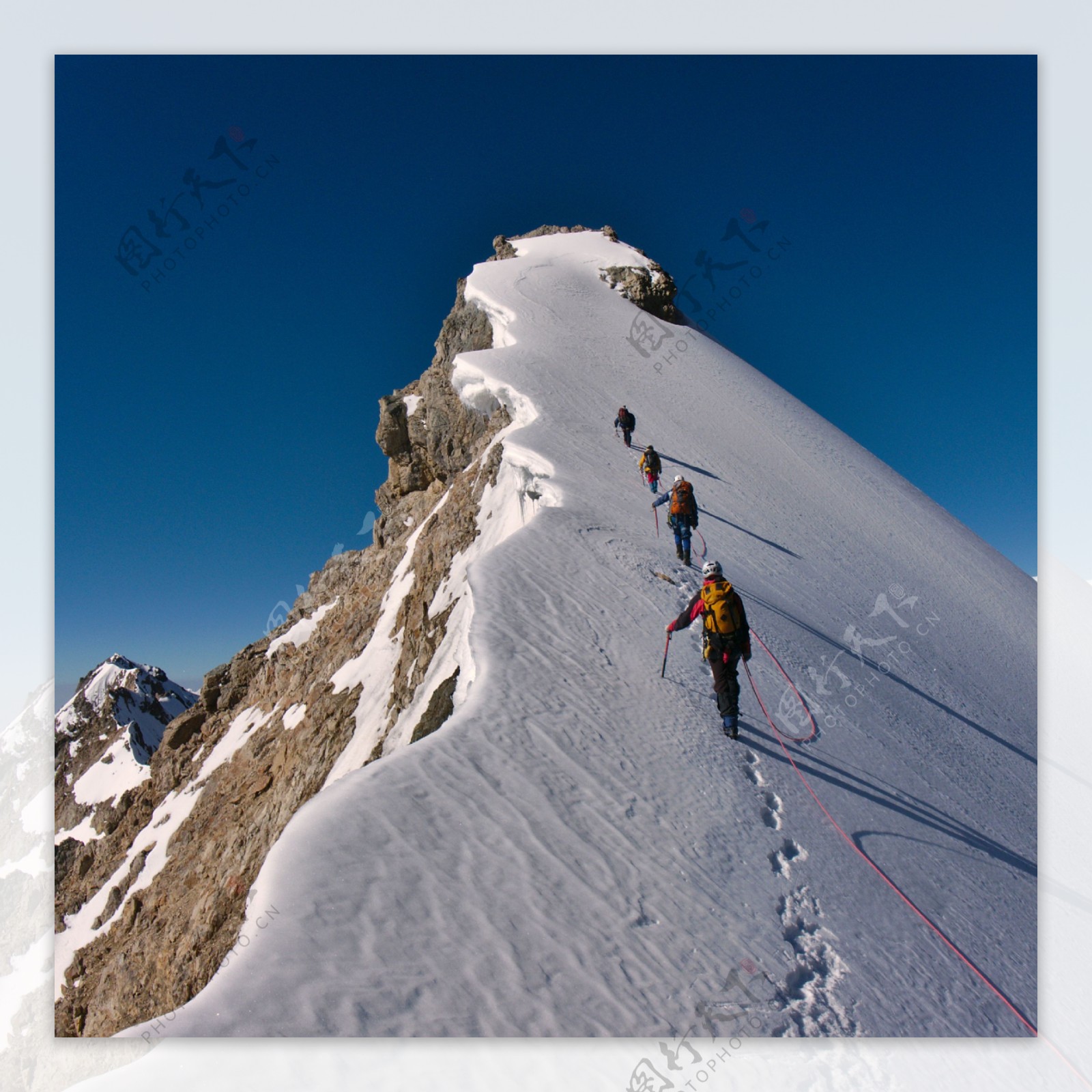 爬雪山的人群图片