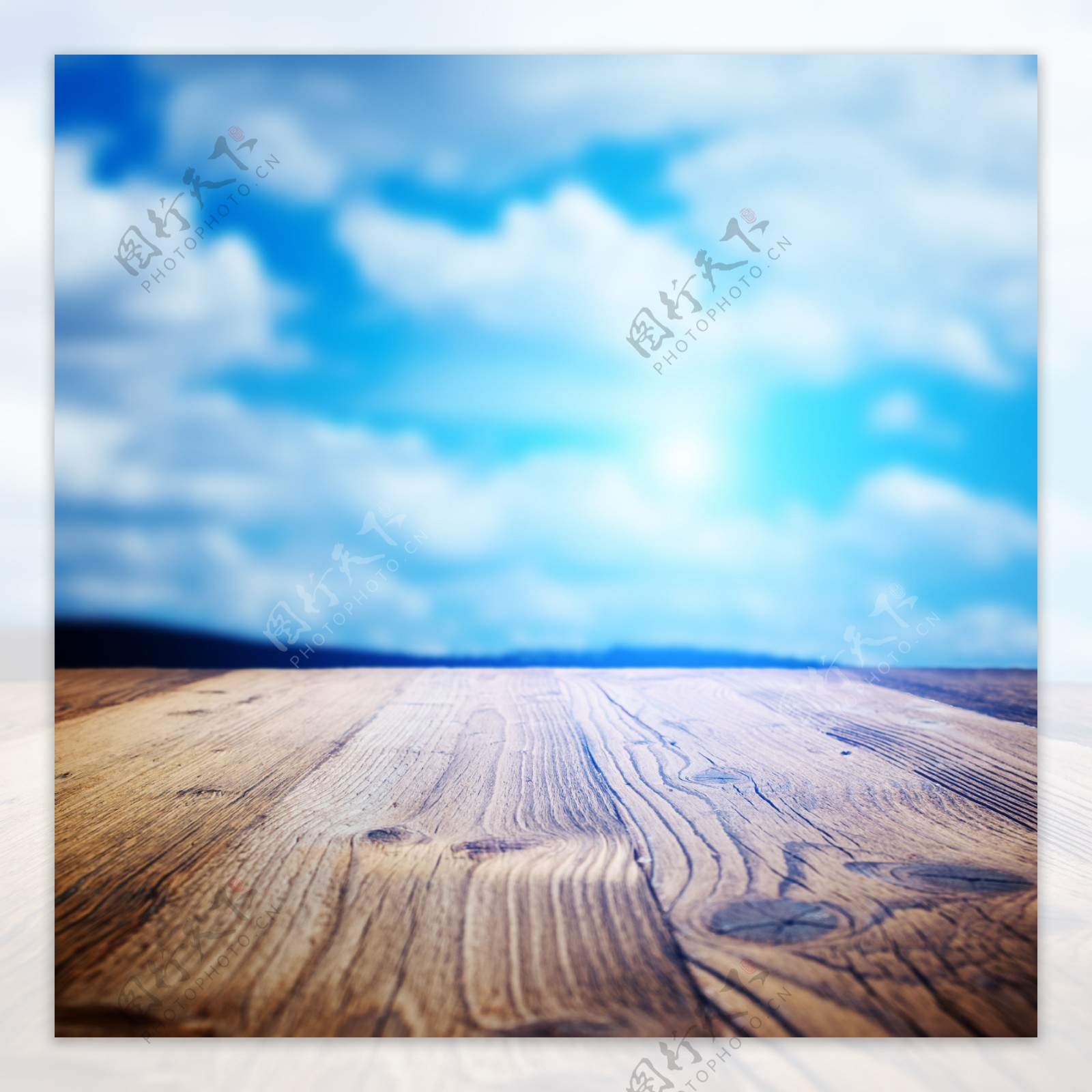 天空下的木板图片