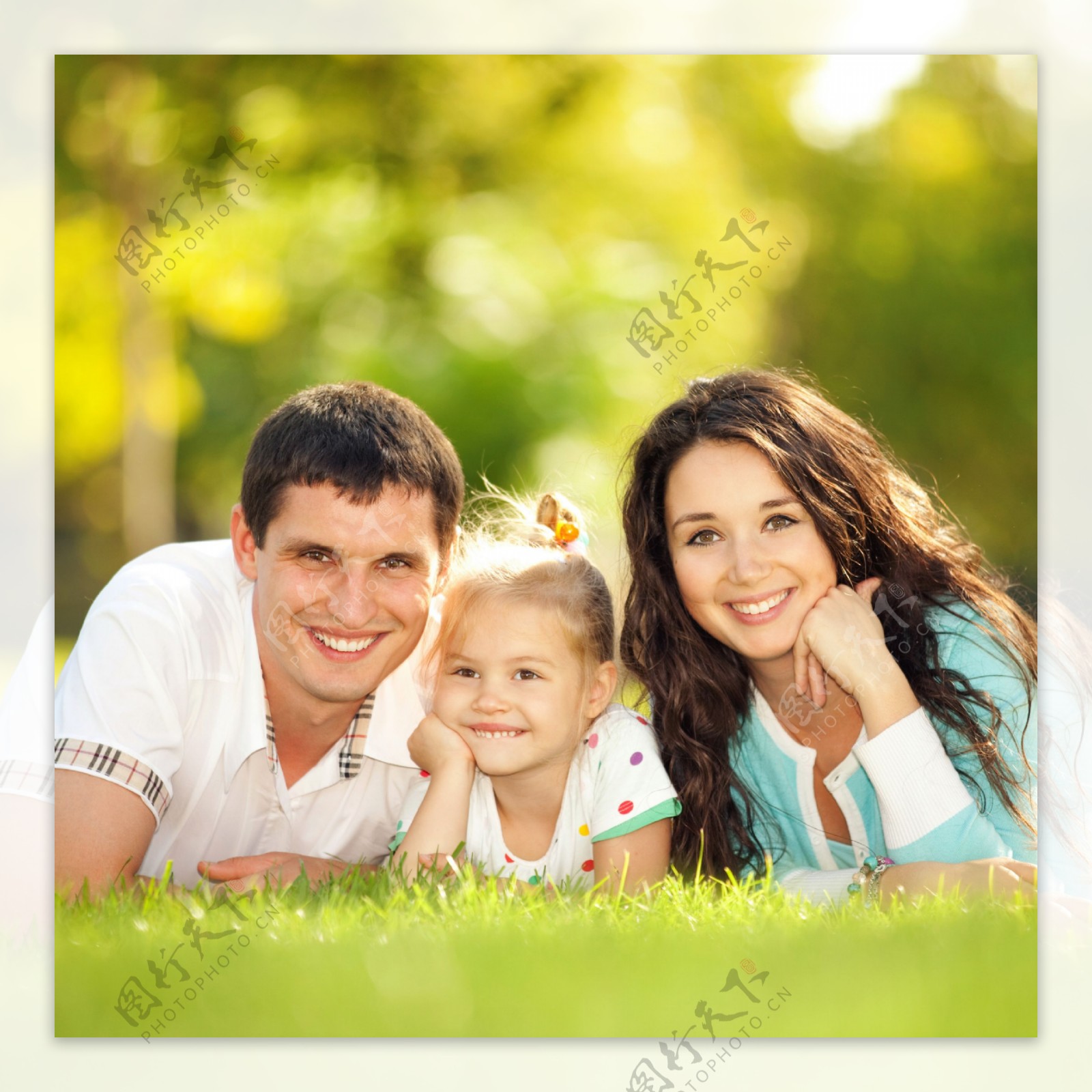 趴在草地上的幸福一家人图片