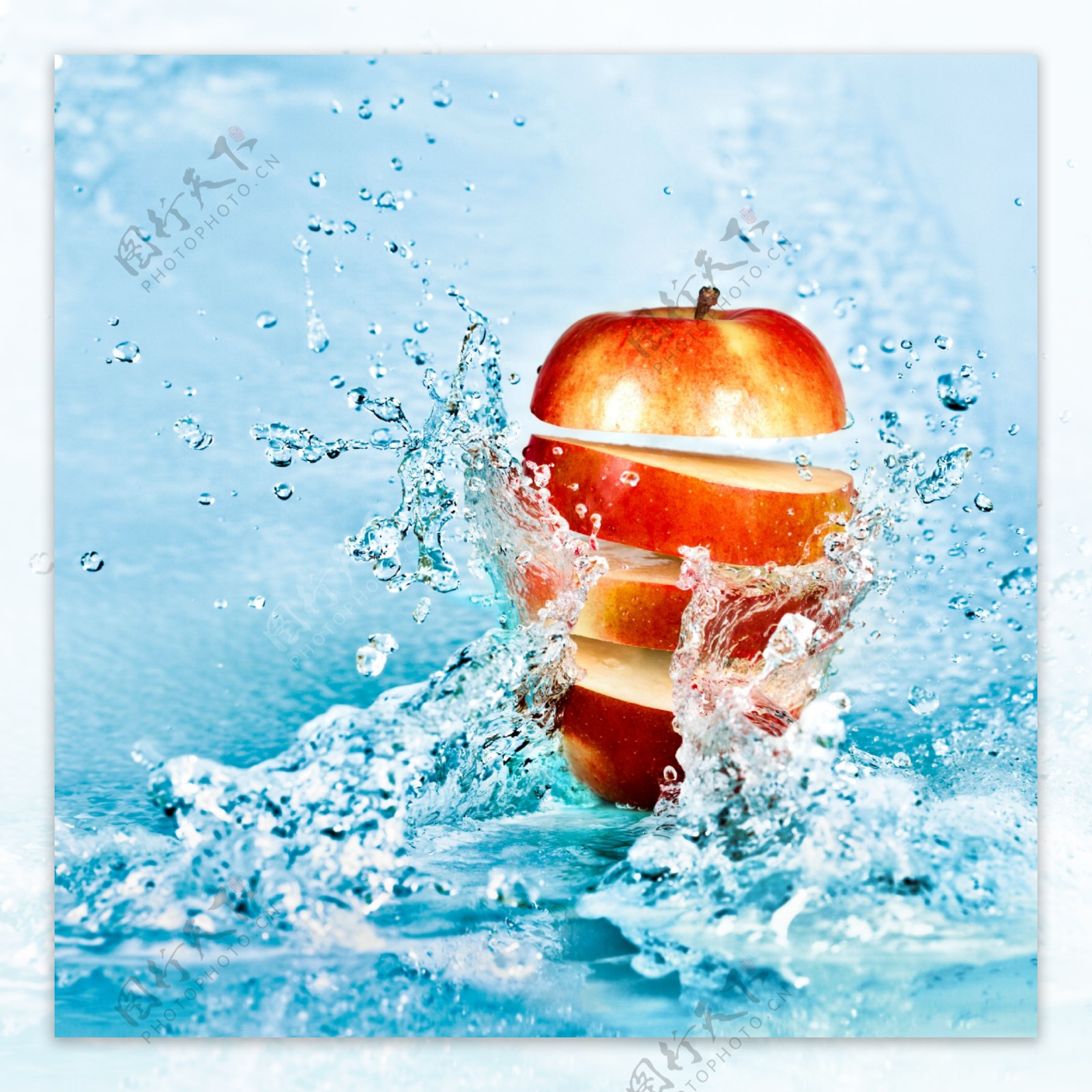 溅起的水花与苹果图片
